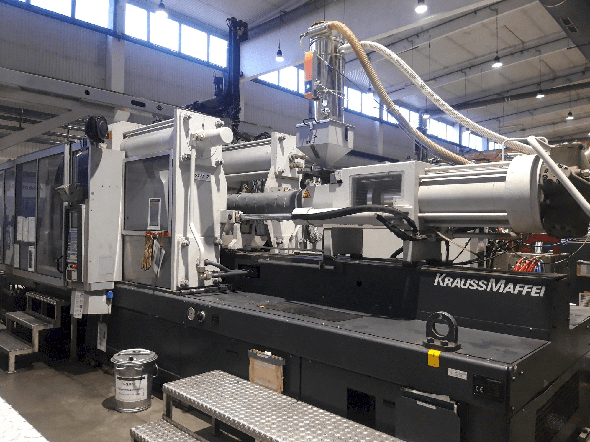 Makine Krauss Maffei KM 650-2700 C2 - Önden görünüm