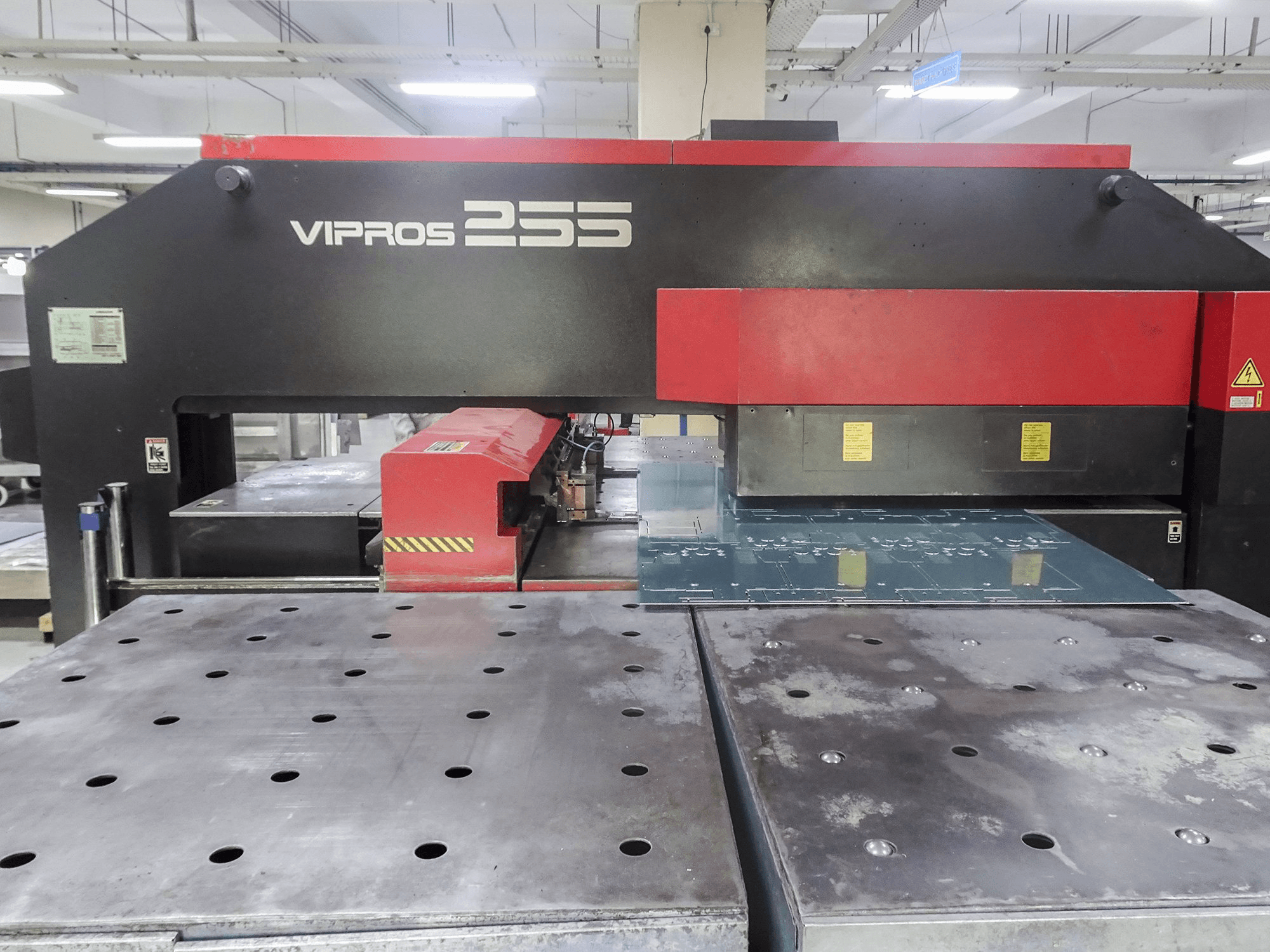 Makine AMADA - Önden görünüm Vipros 255
