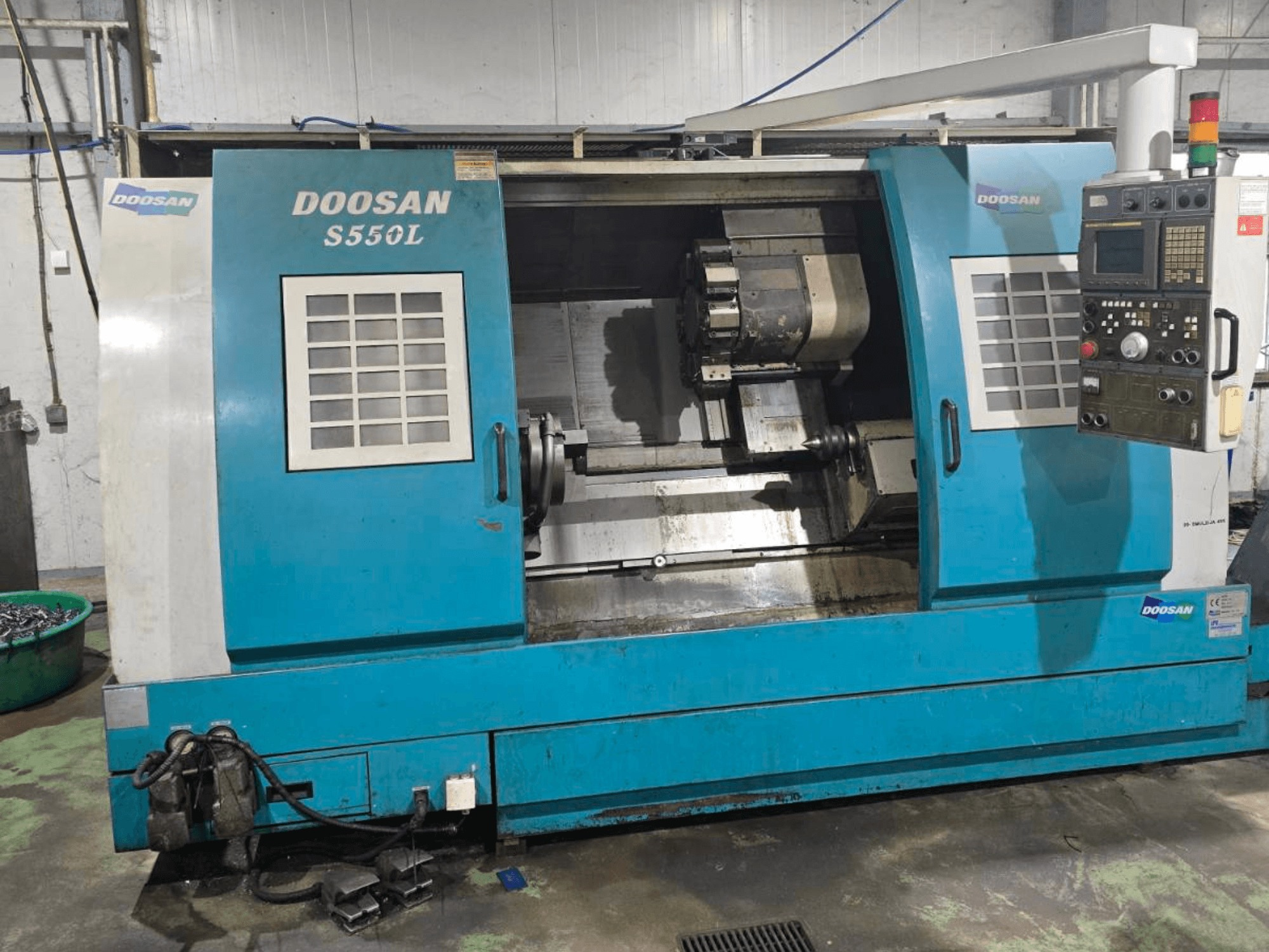 DOOSAN S550L yatay torna tezgahı yan görünümde, kontrol paneli ve torna yatağı ile hassas işleme için idealdir.