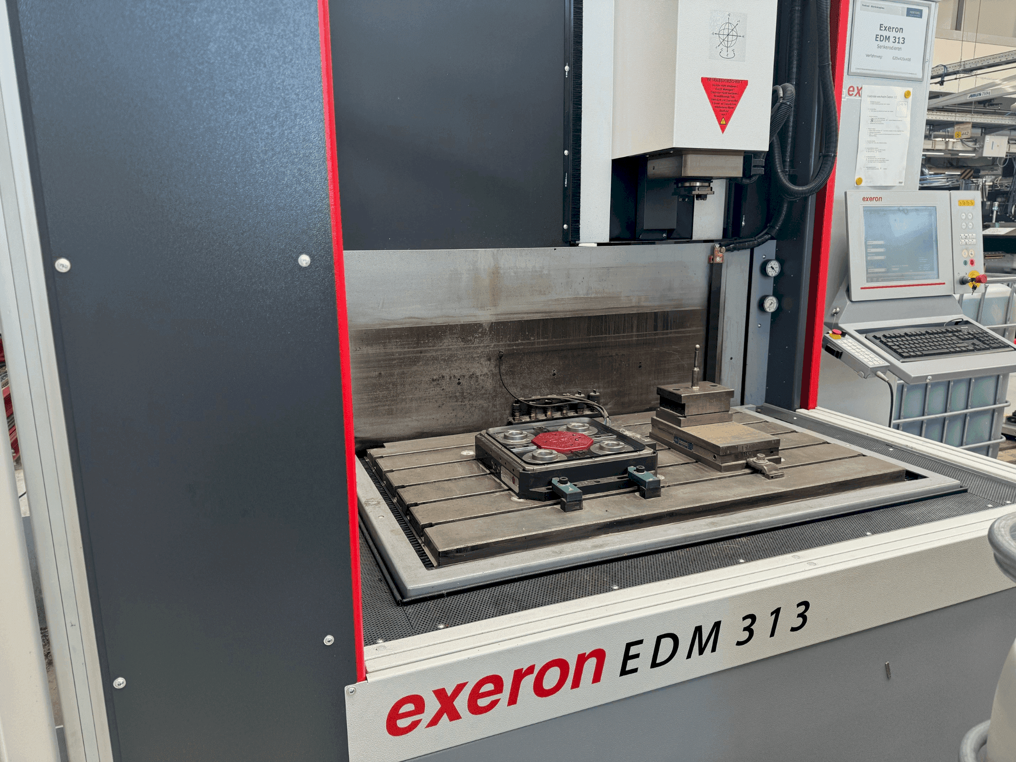 Makine Exeron EDM 313 - Önden görünüm