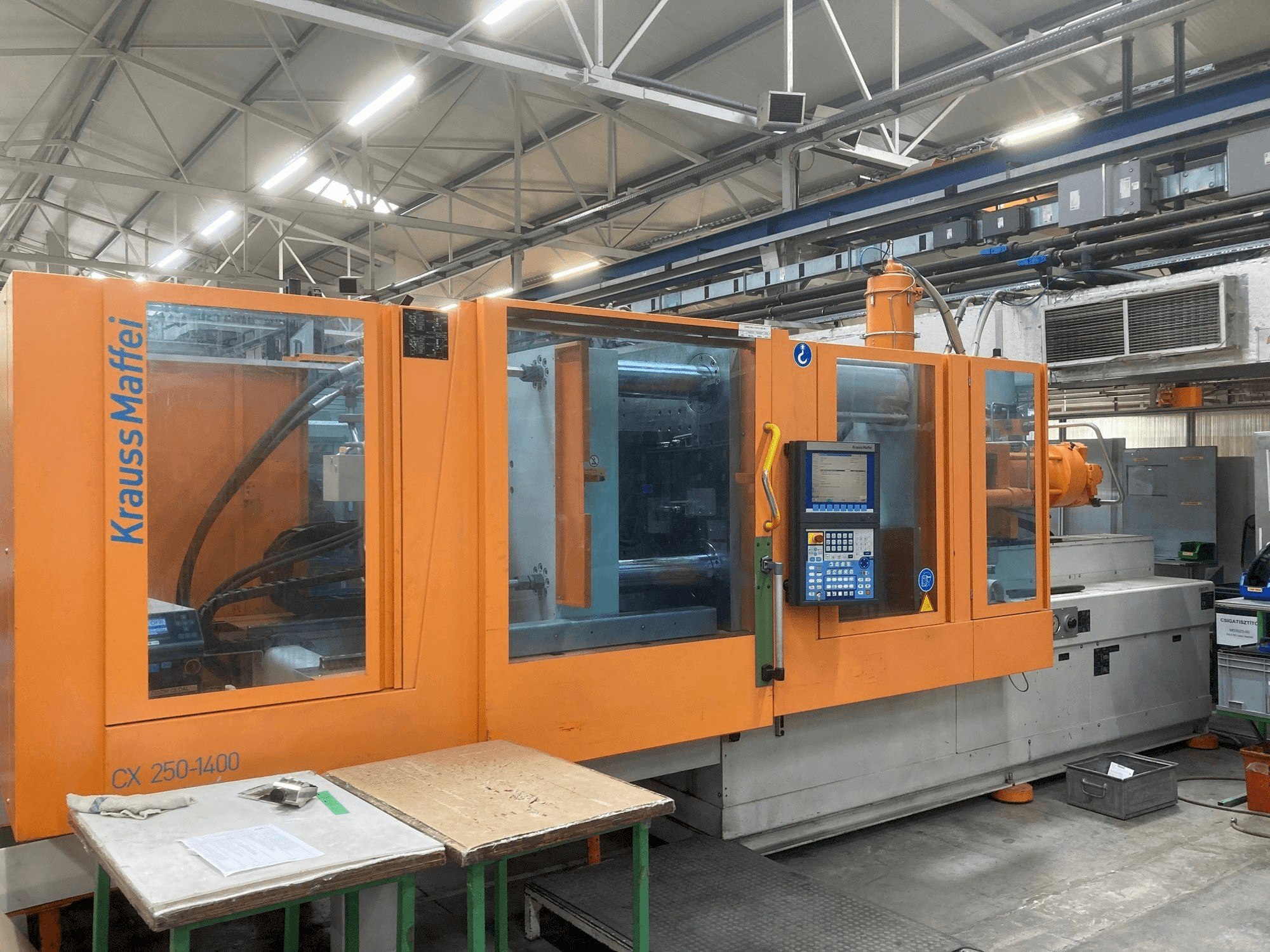 Makine Krauss Maffei KM 250-400 CX - Önden görünüm