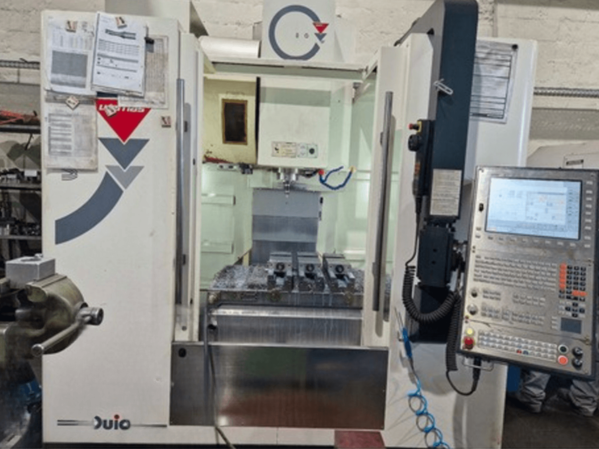 WEMAS VZ 860 Dikey İşleme Merkezi'nin önden görünümü, kontrol paneli ve CNC arayüzü ile birlikte evraklar eklenmiştir.