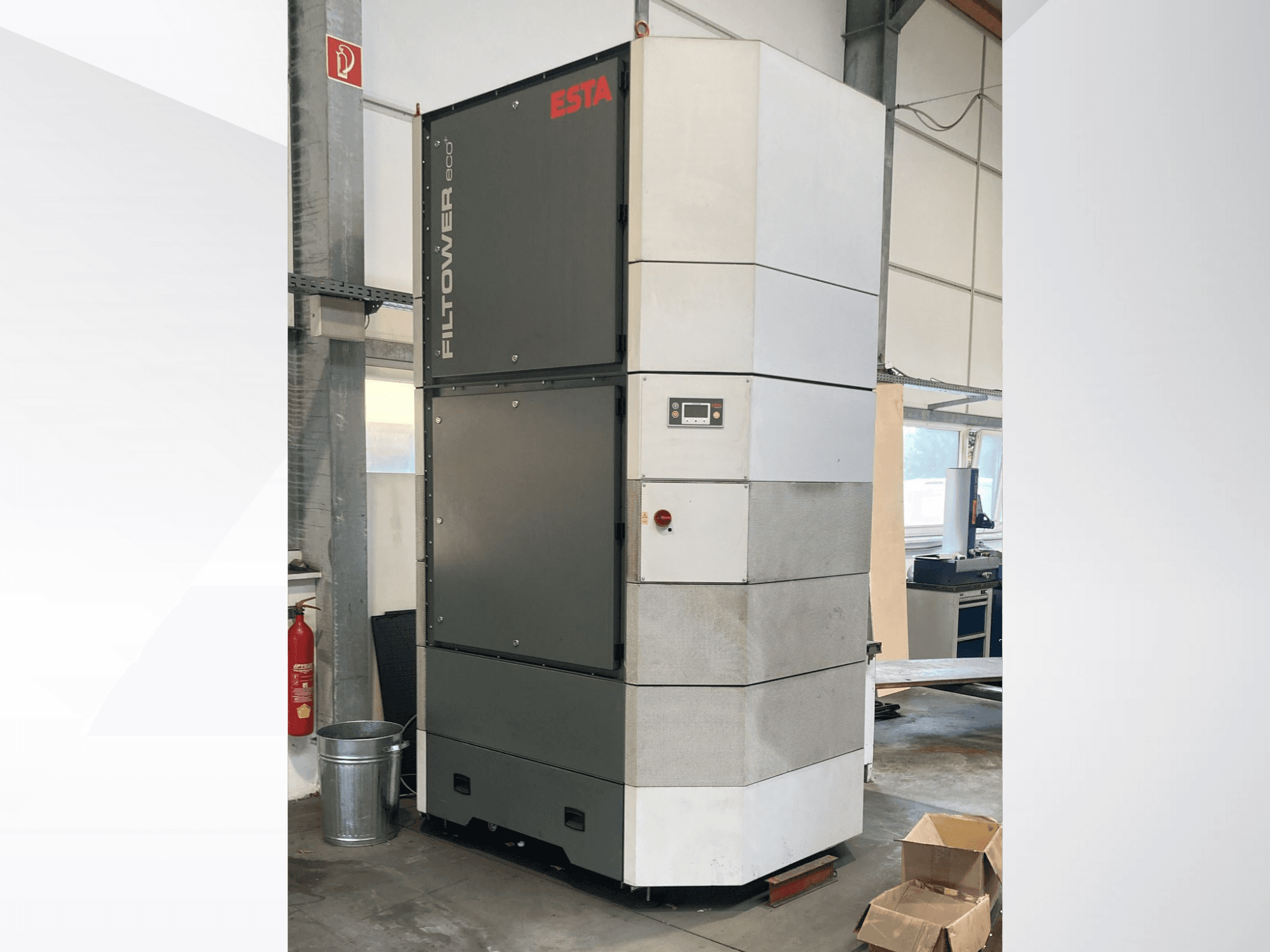 ESTA Filtower eco, gri ve beyaz, önden görünüm, kontrol paneli ve havalandırma portlarına sahiptir. Endüstriyel hava filtrasyonu için uygundur.