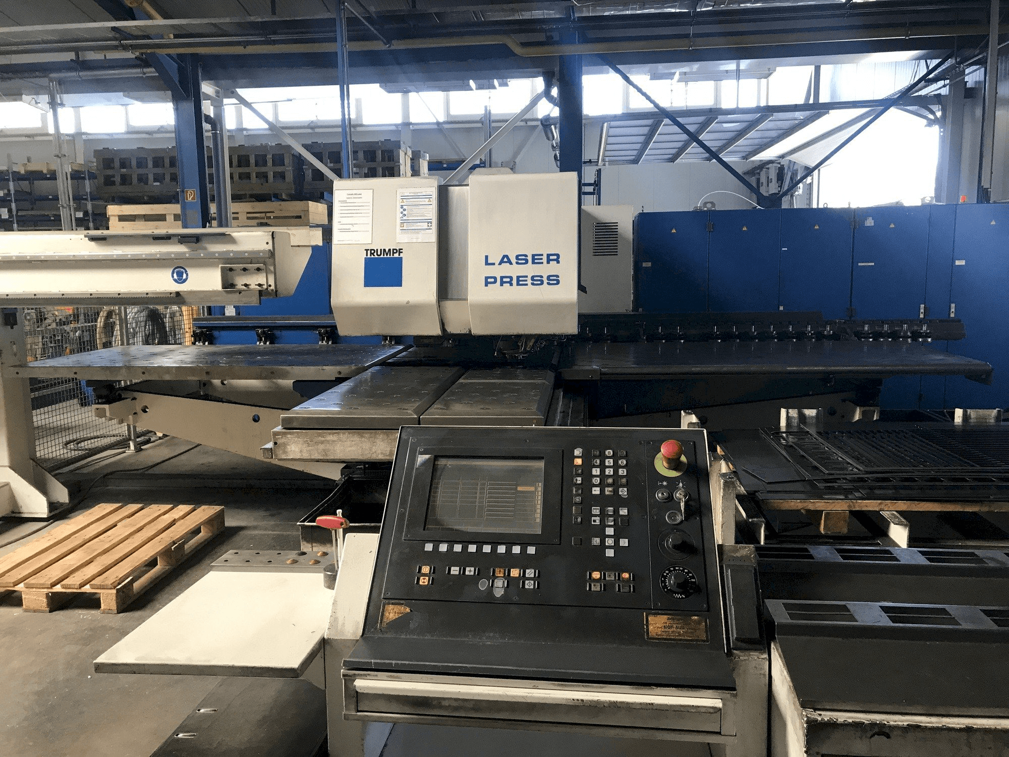 Makine Trumpf Trumatic 600L - Önden görünüm