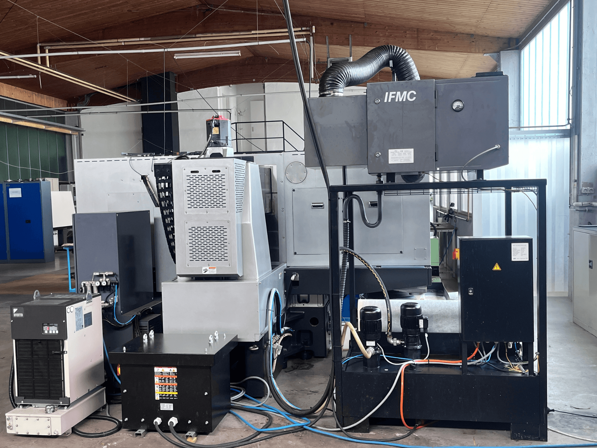 AMADA Techster 84 yüzey taşlama makinesi; soğutma ünitesi, motorlar ve entegre kontrol paneli ile birlikte önden görünüşü.