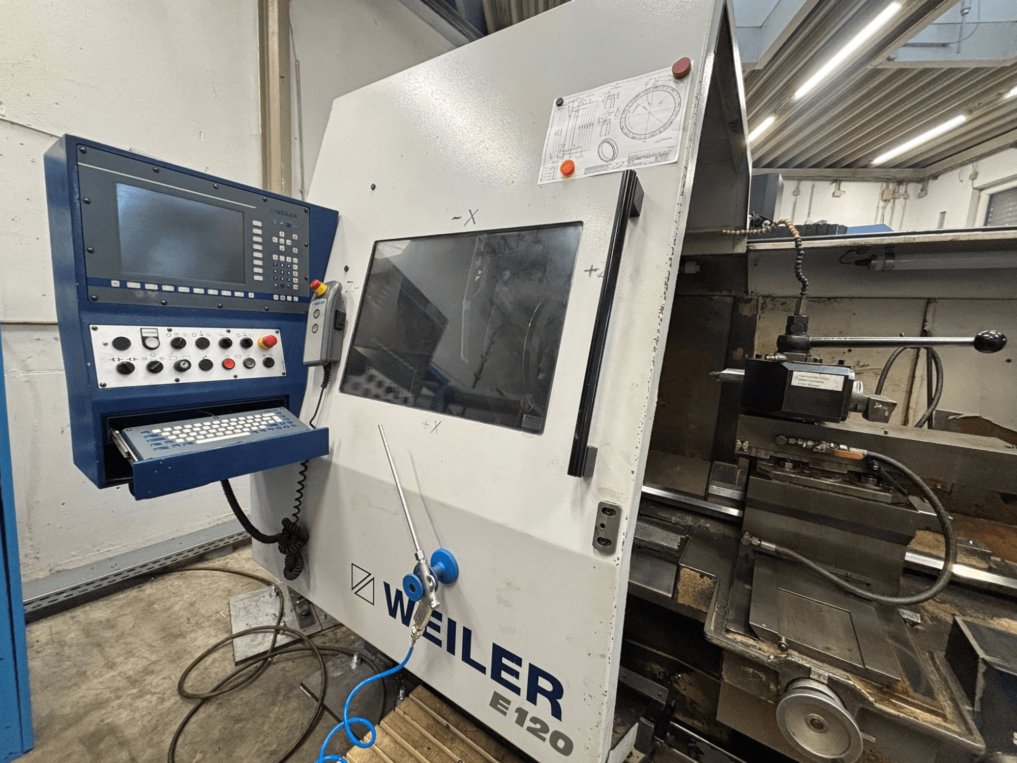 Weiler E-120 CNC makine kontrol paneli ve arayüzü, görünür düğmeler, ekran ve çalıştırma bileşenleri ile önden görünüm.