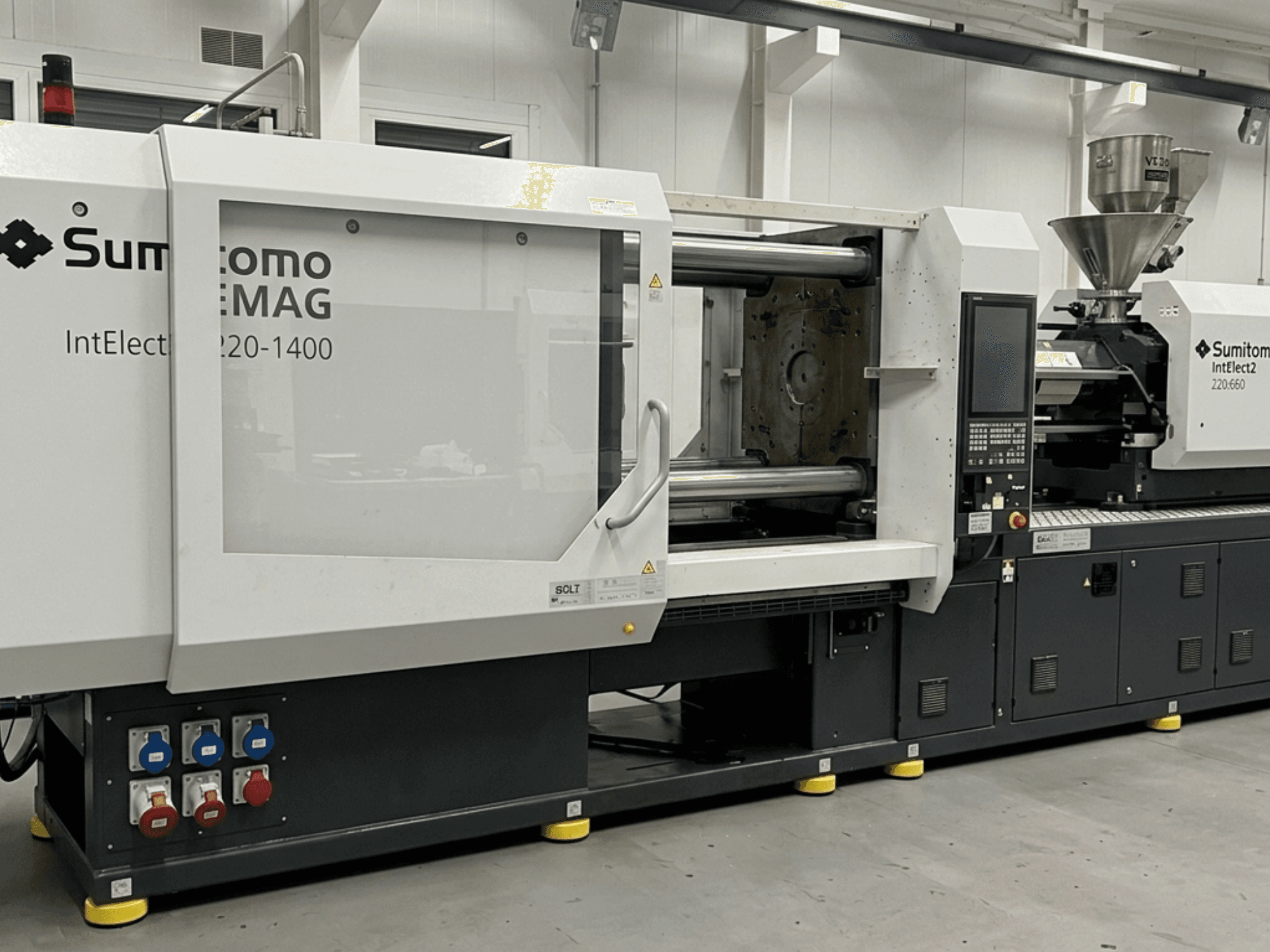 Elektrikli enjeksiyon kalıplama makinesi SUMITOMO SHI DEMAG IntElect2 S 220/660-1400, detaylı kontrol paneli ve hazne ile önden görünüm.