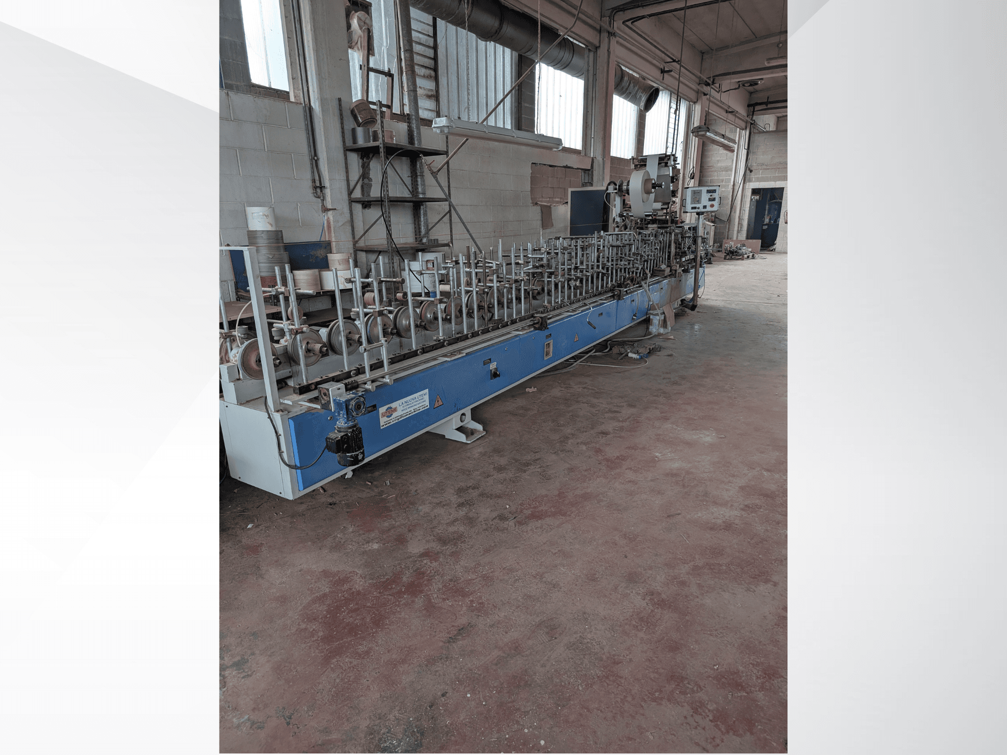 Endüstriyel bir ortamda çoklu iğlere ve şık mavi bir tasarıma sahip ahşap için bir PUR-33-L makinesinin önden görünümü.