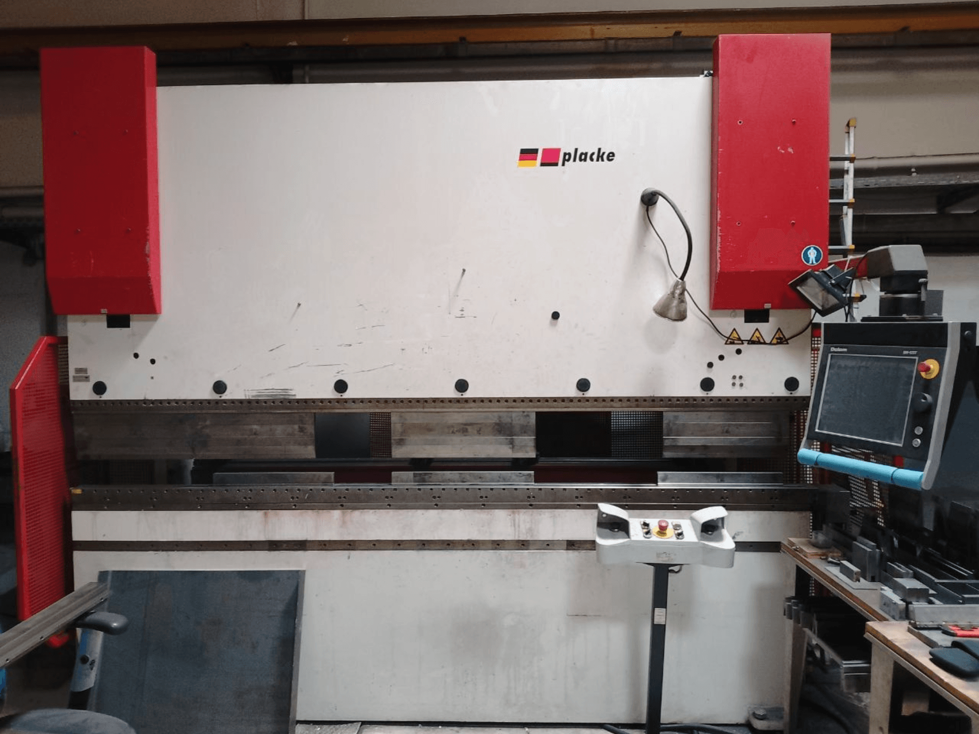 PLACKE QPB-4 150/3100 pres fren makinesi; kontrol paneli, kırmızı kollar ve metal bükme alanını gösteren önden görünüm.