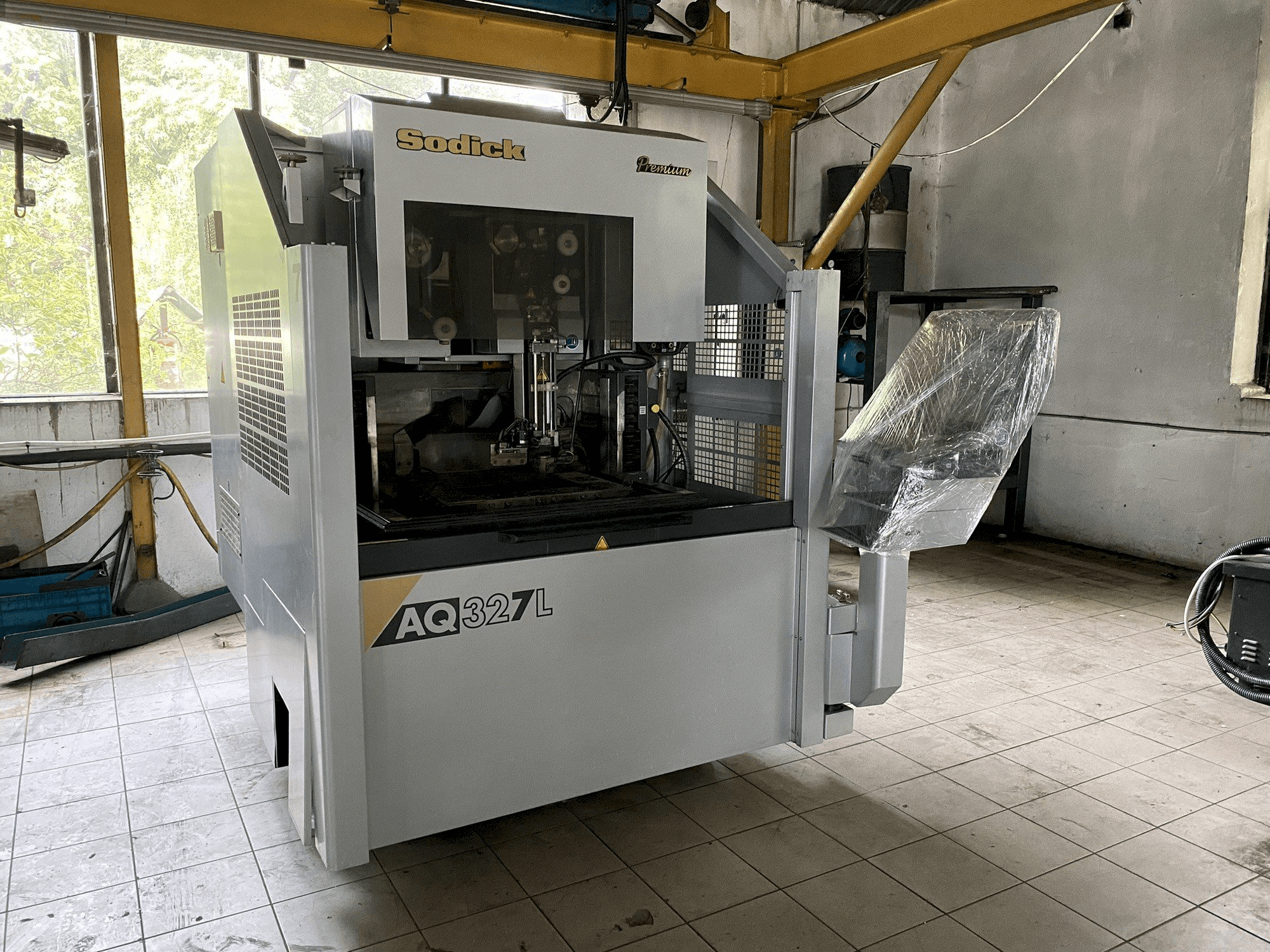 Makine Sodick AQ327L - Önden görünüm