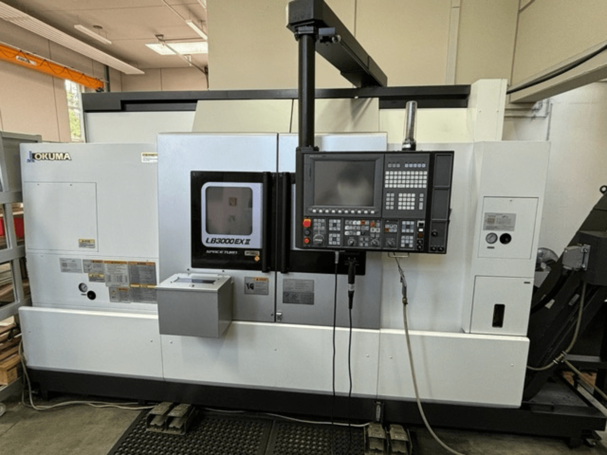 Okuma LB 3000 EXII yatay torna makinesi, kontrol panelini ve çalışma özelliklerini gösteren önden görünüm.