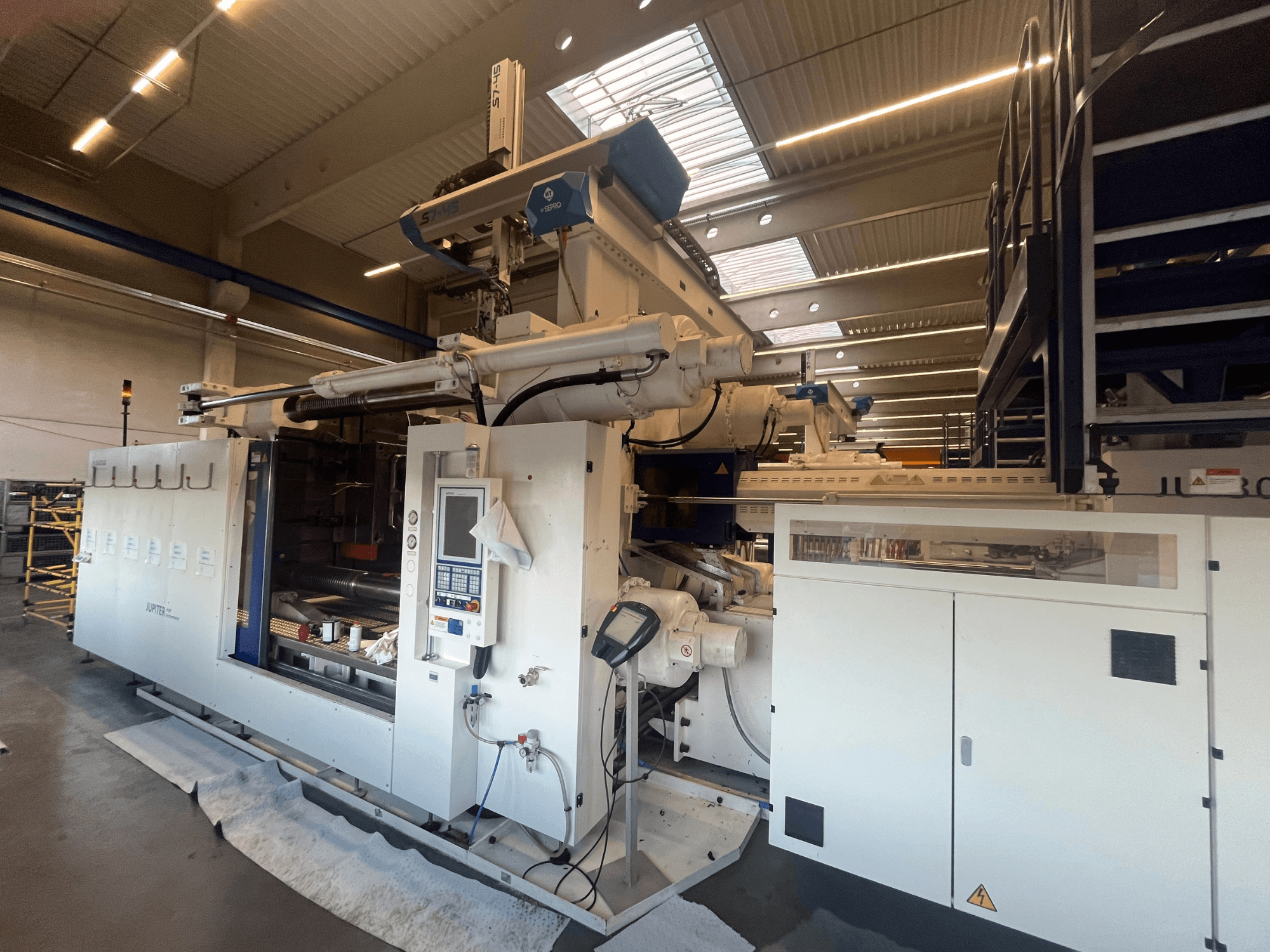 Bir Autefa tekstil makinesinin önden görünümü, kontrol paneli, bileşenler ve endüstriyel ortam.