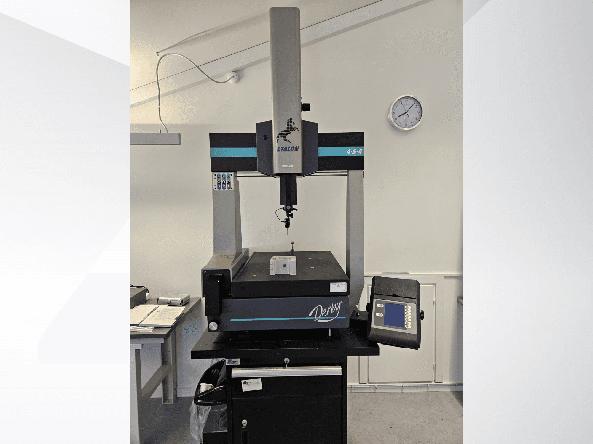 ETALON Derby 454 Koordinat Ölçüm Makinesi’nin önden görünümü; ölçüm probu, dijital ekran ve kontrol düğmelerini göstermektedir.