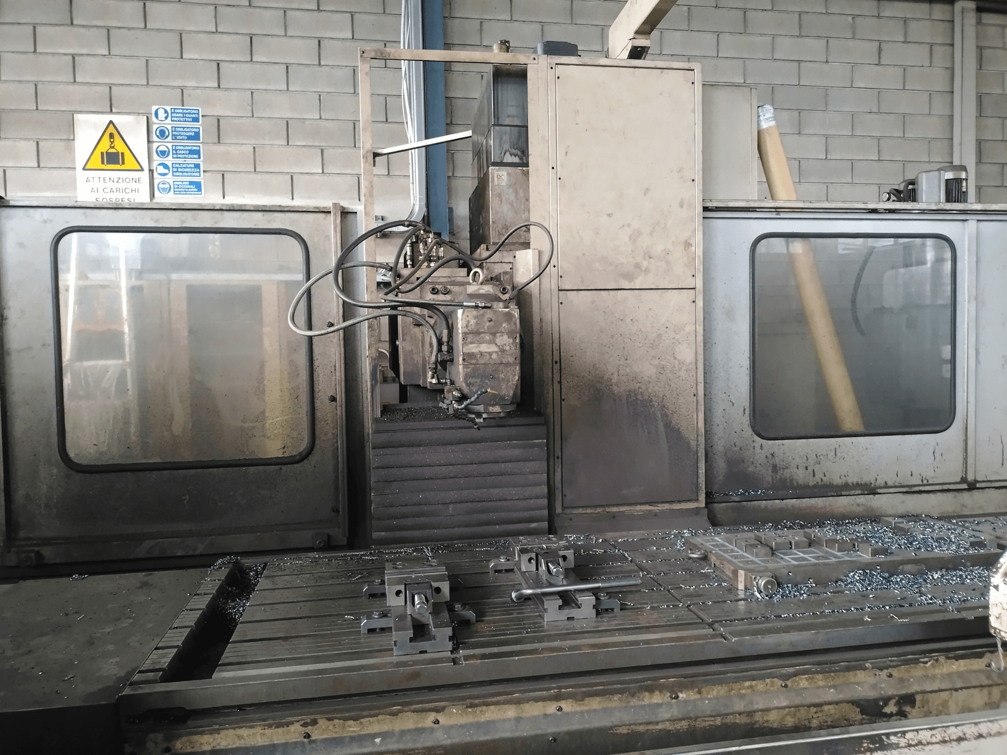 TIGER TFA6 yataklı freze makinesi atölyede, önden görünümde takımlar ve tabla üzerindeki metal talaşı görülüyor.