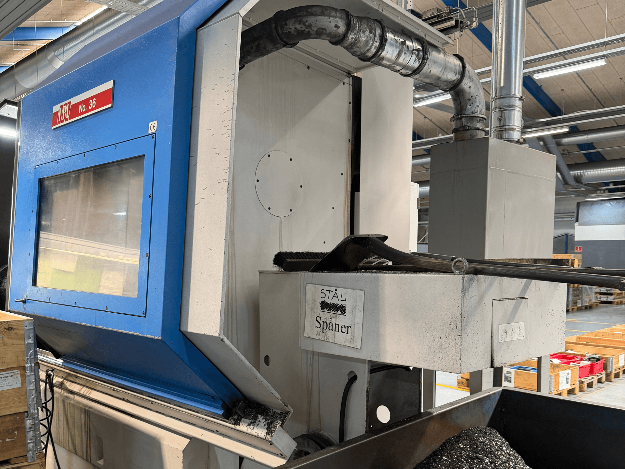 Yatay tornalama makinesi, BOEHRINGER VDF 400 CM, kontrol paneli ve malzeme toplama alanını gösteren yandan görünüm.