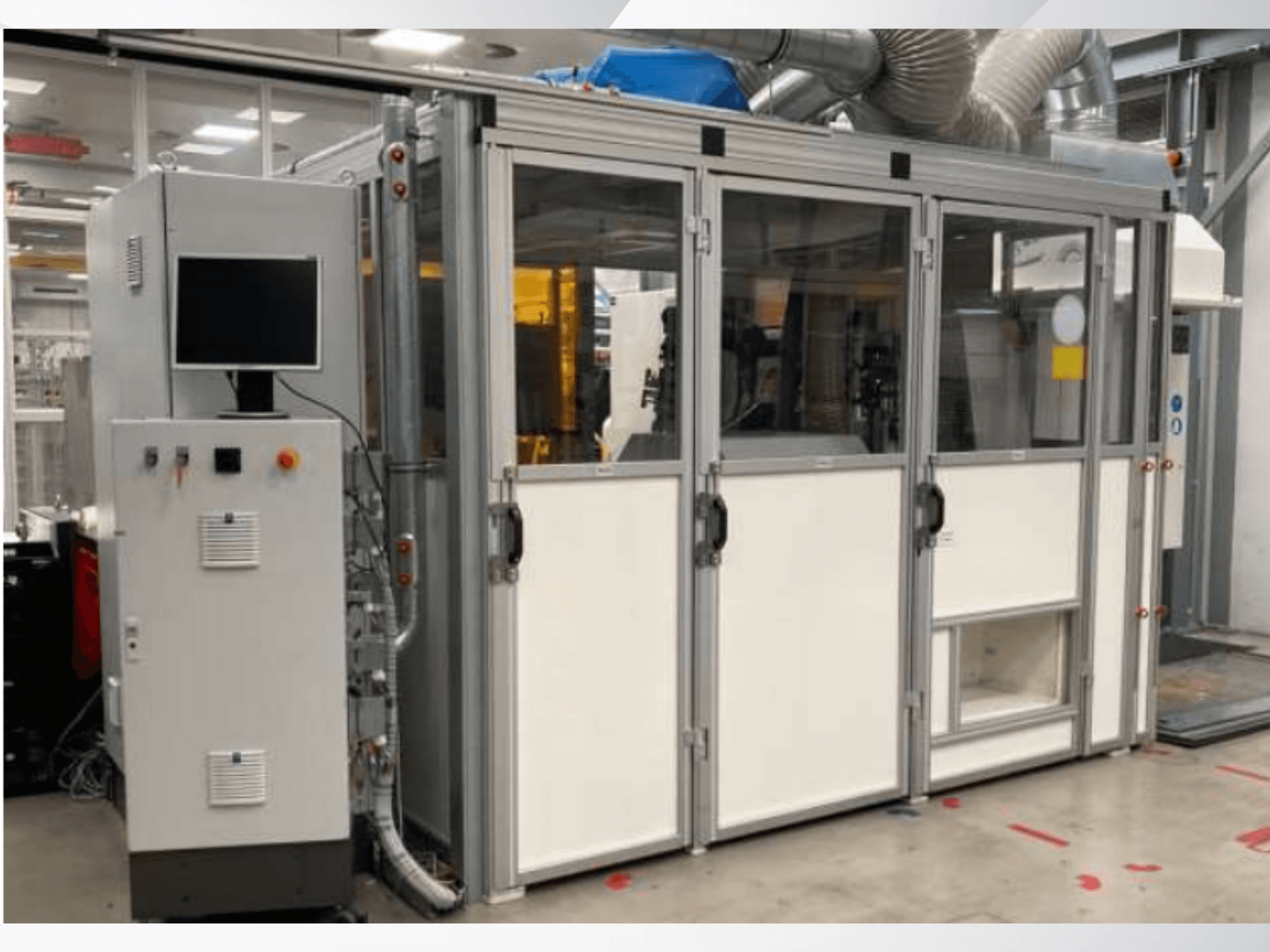 Kontrol panelli endüstriyel makine, önden görünüm; cam kapılar, havalandırma kanalları ve görünür kablo tesisatı.