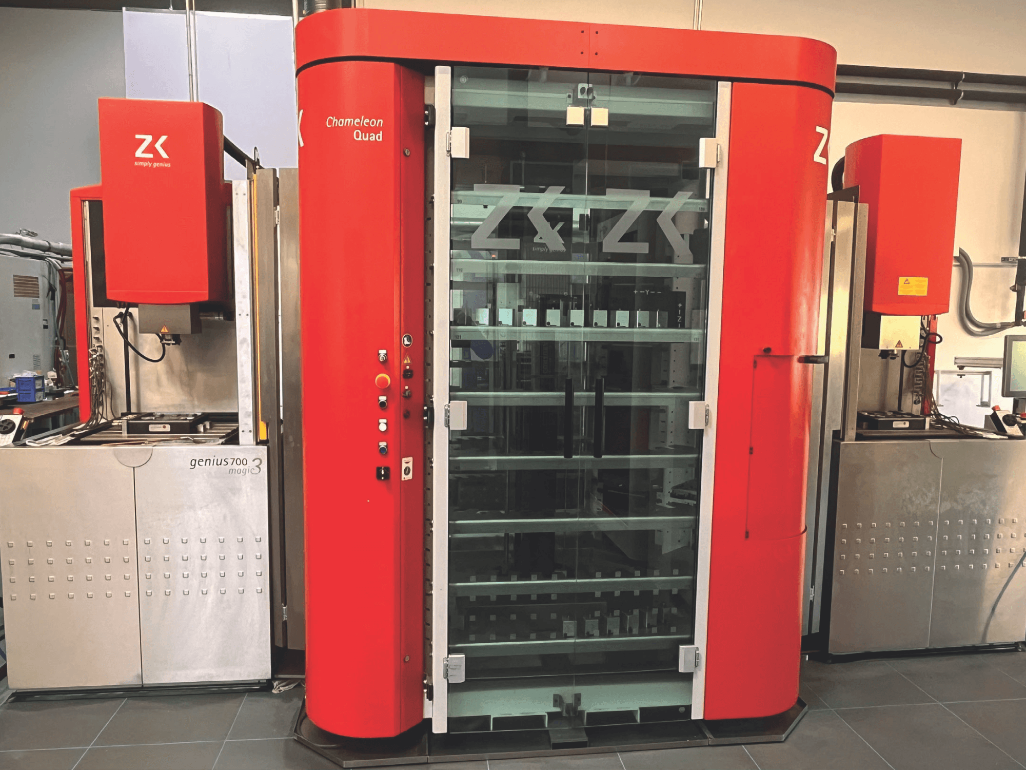 ZK Chameleon Quad, önden görünüm, kırmızı dış yüzey, cam raflar ve kontrol panelli bitişik Genius 700 Magic 3 ünitesi.