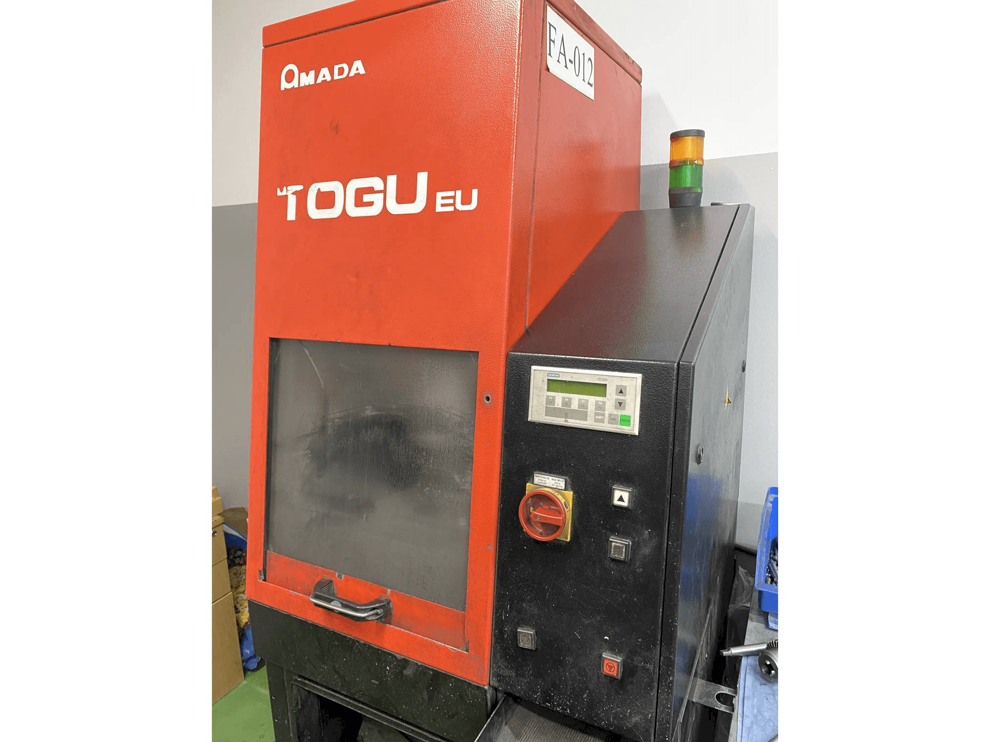 Makine AMADA Togu EU - Önden görünüm