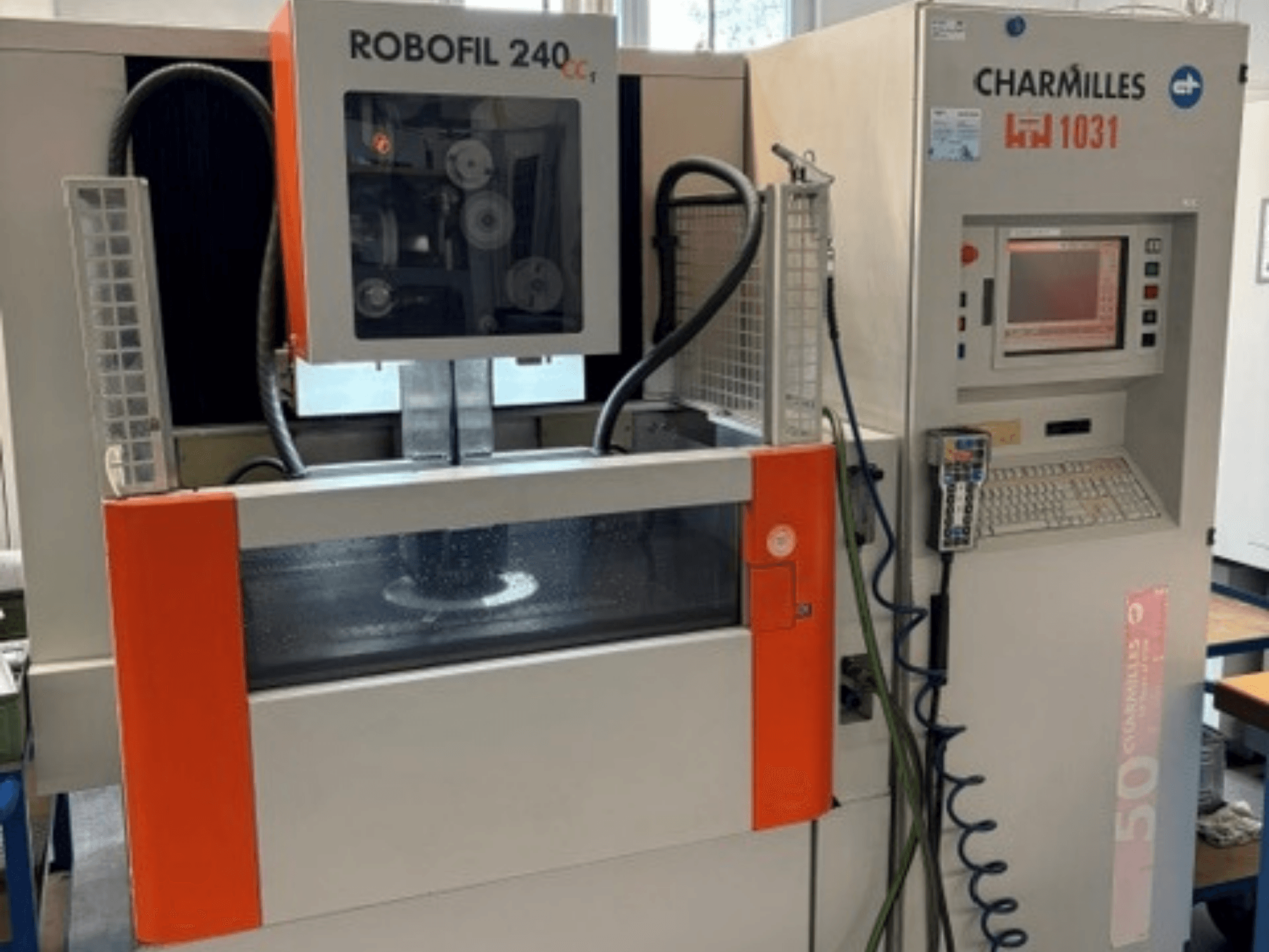 Charmilles Robofil 240 CC tel EDM makinesi; kontrol paneli ve su haznesi bölgesini gösteren önden görünüm.