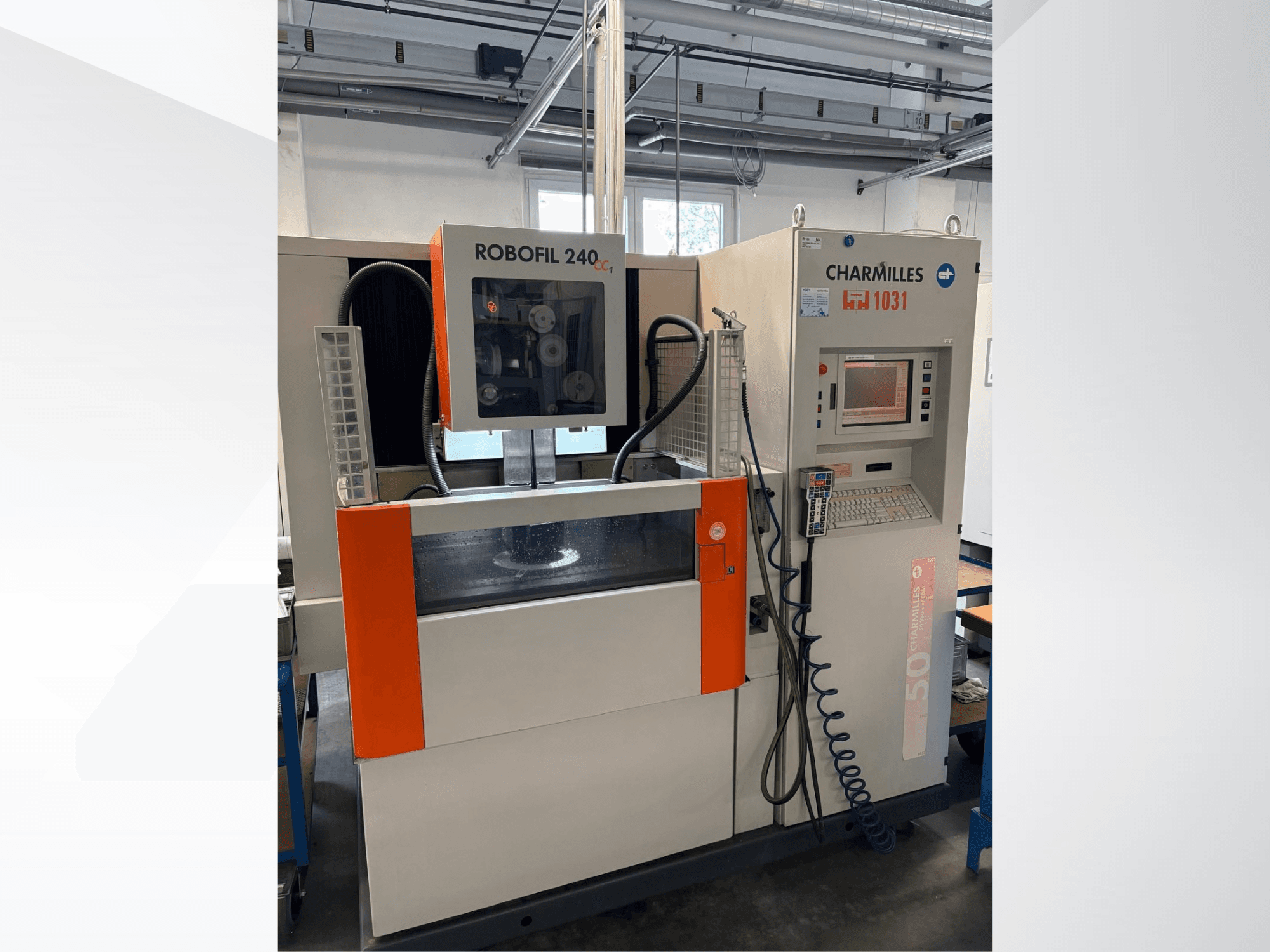 CHARMILLES Robofil 240 CC tel EDM makinesi; kontrol paneli ve su tankını gösteren ön görünüm, belirgin turuncu vurgularla.