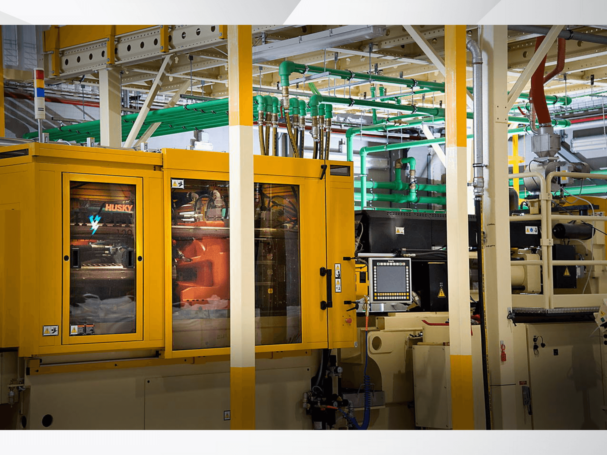 Sarı renkli Husky endüstriyel makine, fabrika fonunda kontrol panelini ve iç mekanizmaları gösteren önden görünüm.