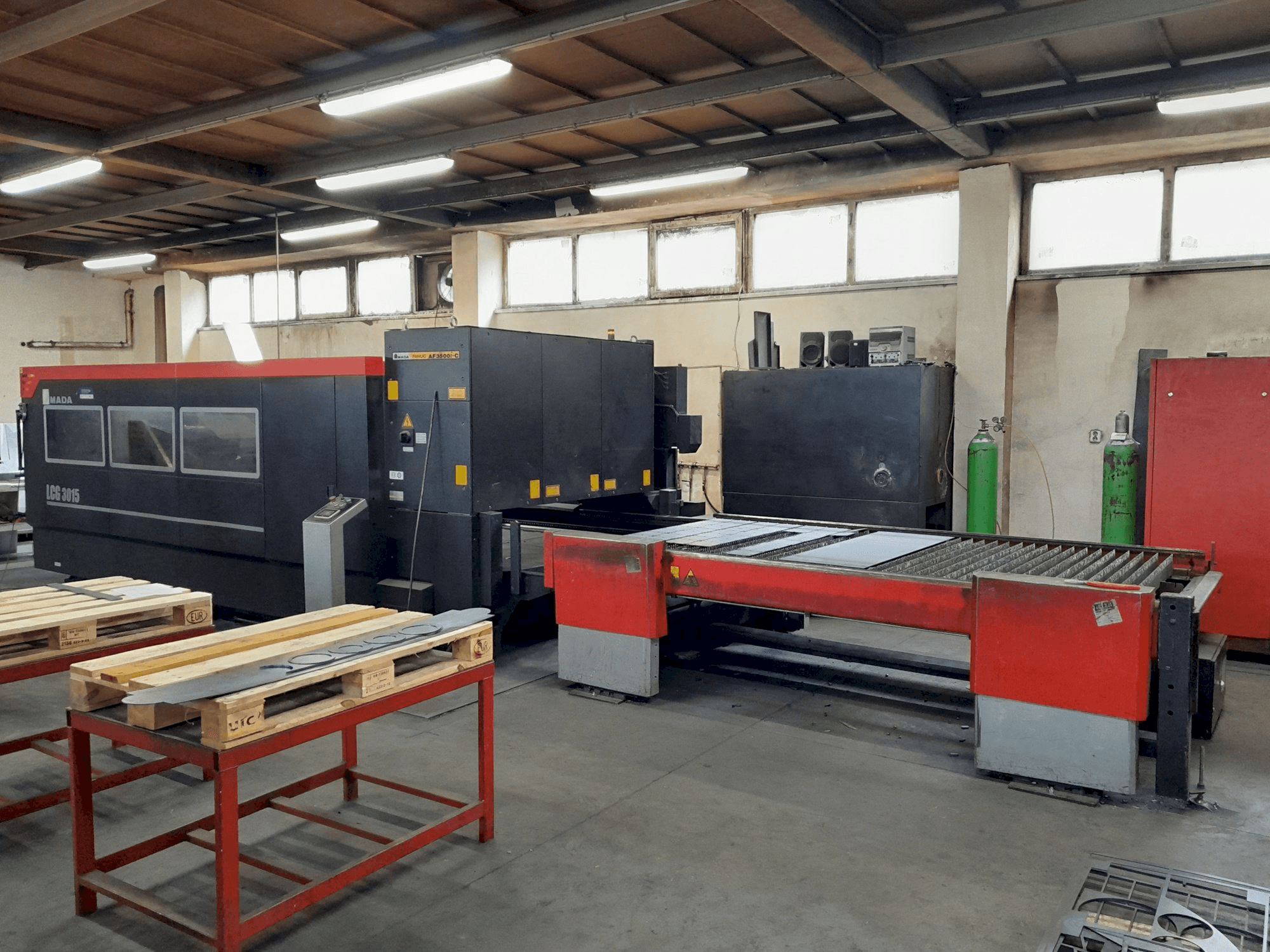 Makine AMADA LCG 3015 - Önden görünüm