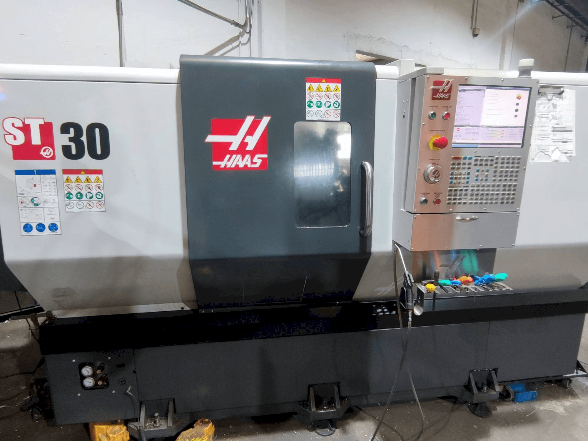 Makine HAAS ST-30 - Önden görünüm