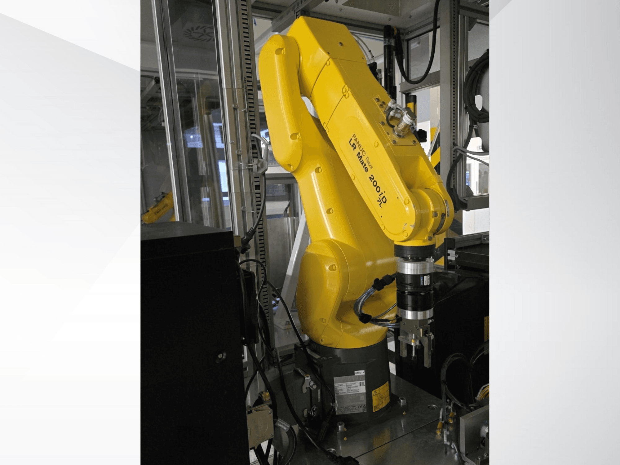 Sarı Fanuc LR Mate 200iD robotik kol, bir tutucu ve çeşitli kablolar takılı olarak yandan gösterilmiştir.