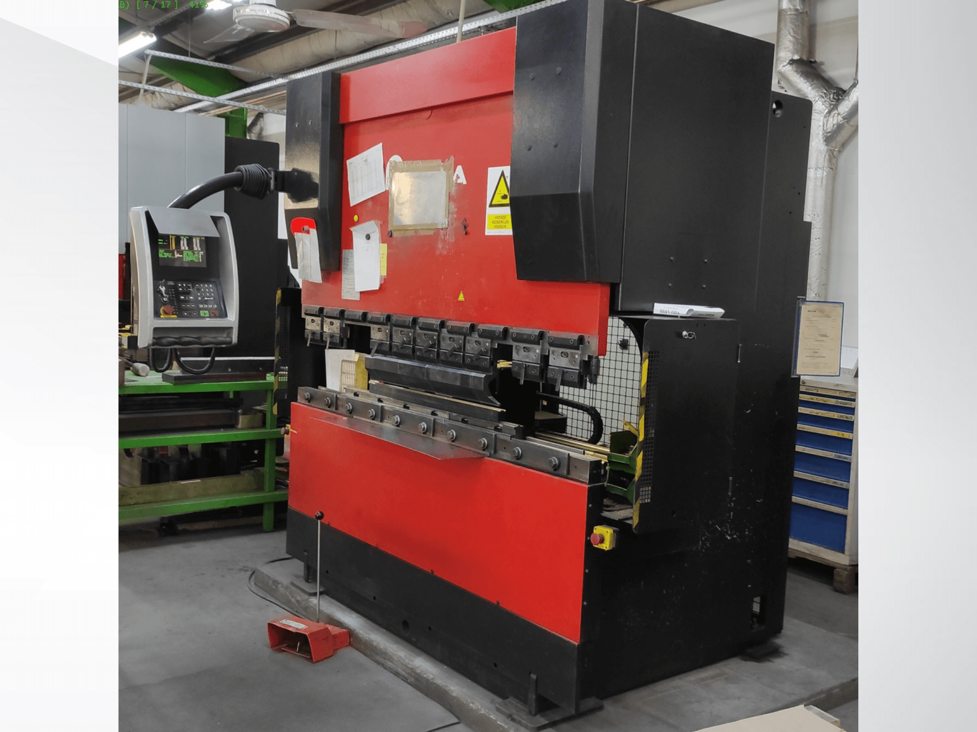 AMADA HFB 5020 kırmızı ve siyah abkant pres, önden görünüm, kontrol panelini, bükme aletlerini ve güvenlik özelliklerini gösterir.