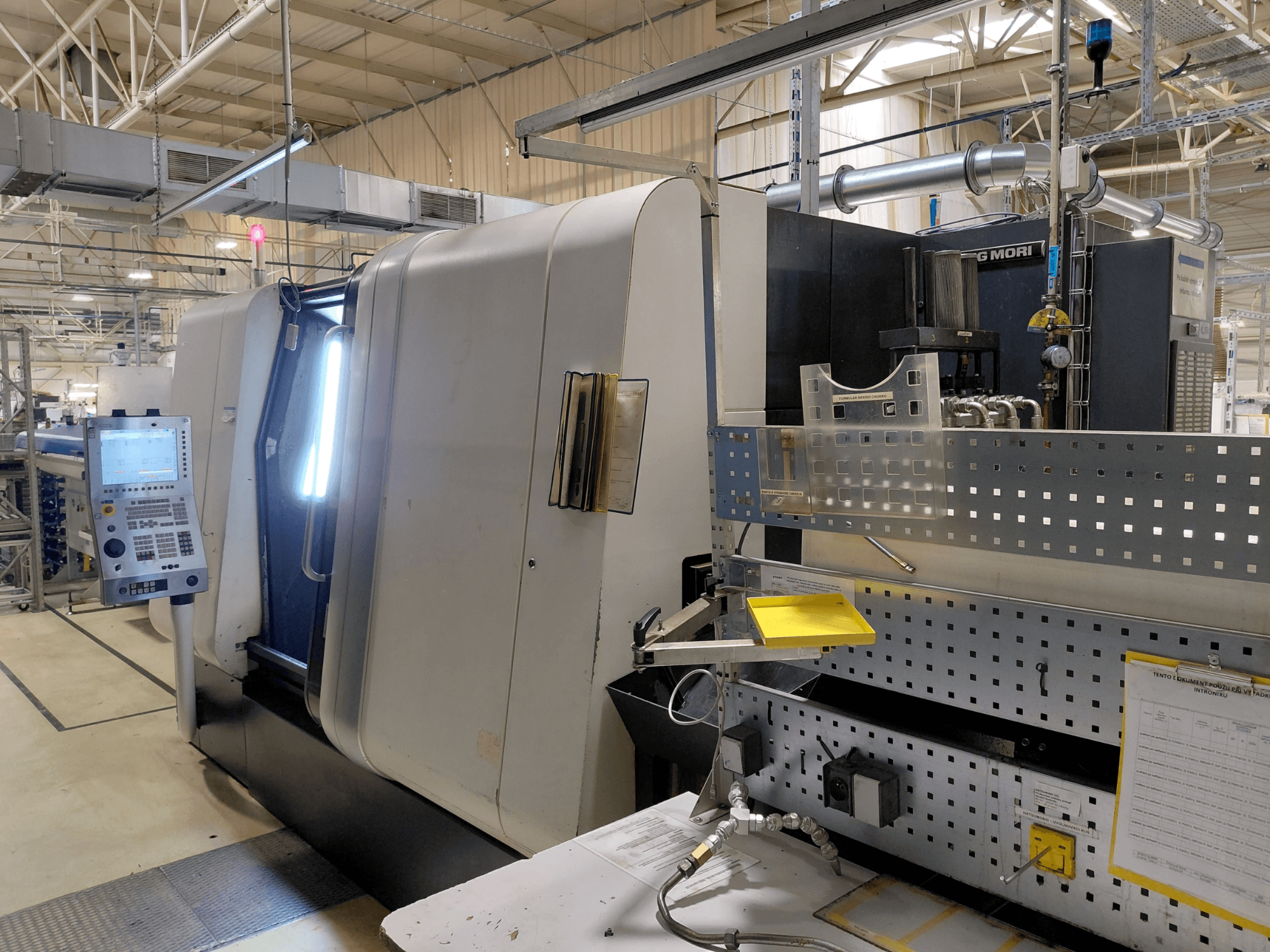 Çok milli torna makinesi DMG MORI Sprint 65 linear, önden görünüm, kontrol paneli ve makine özelliklerini gösterir.