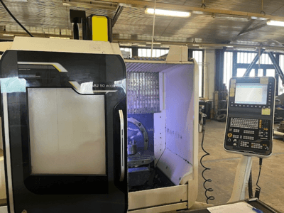 DMU 50 eco freze makinesi, kontrol paneli, takım tutucu ve çalışma alanını gösteren önden görünüm.