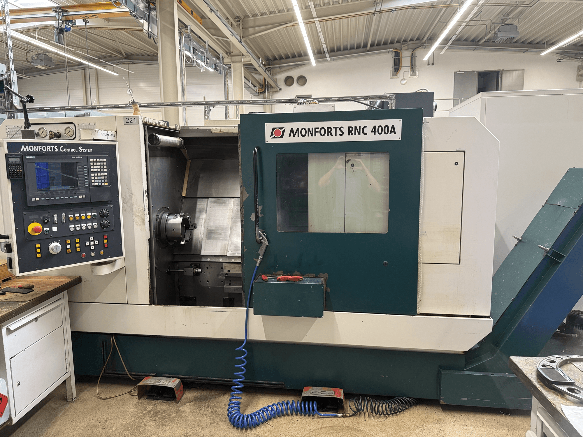 Monforts RNC 400 A Yatay Torna Tezgahı, önden görünüm; kontrol paneli ve makine iç kısmı gösterilmektedir.