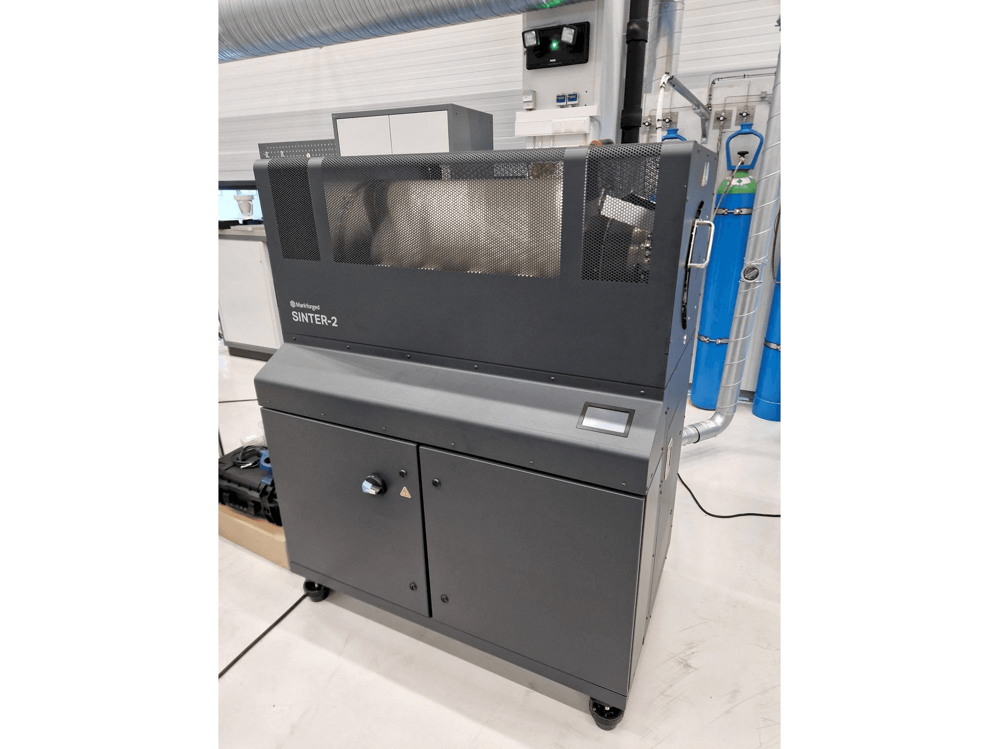 Makine MARKFORGED Metal X - Önden görünüm