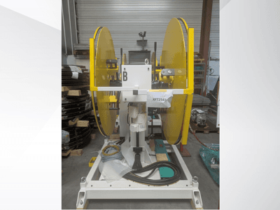 Beyaz bir makine tabanına monte edilmiş sarı daire testere bıçakları, önden görünüm; model XFT2543, görünür kablo ve bileşenlerle birlikte.