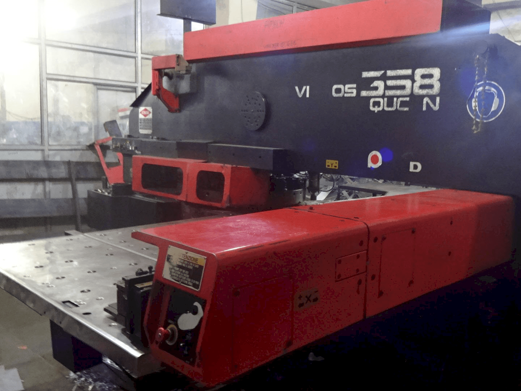 Makine AMADA - Sağdan görünüm Vipros 358Q