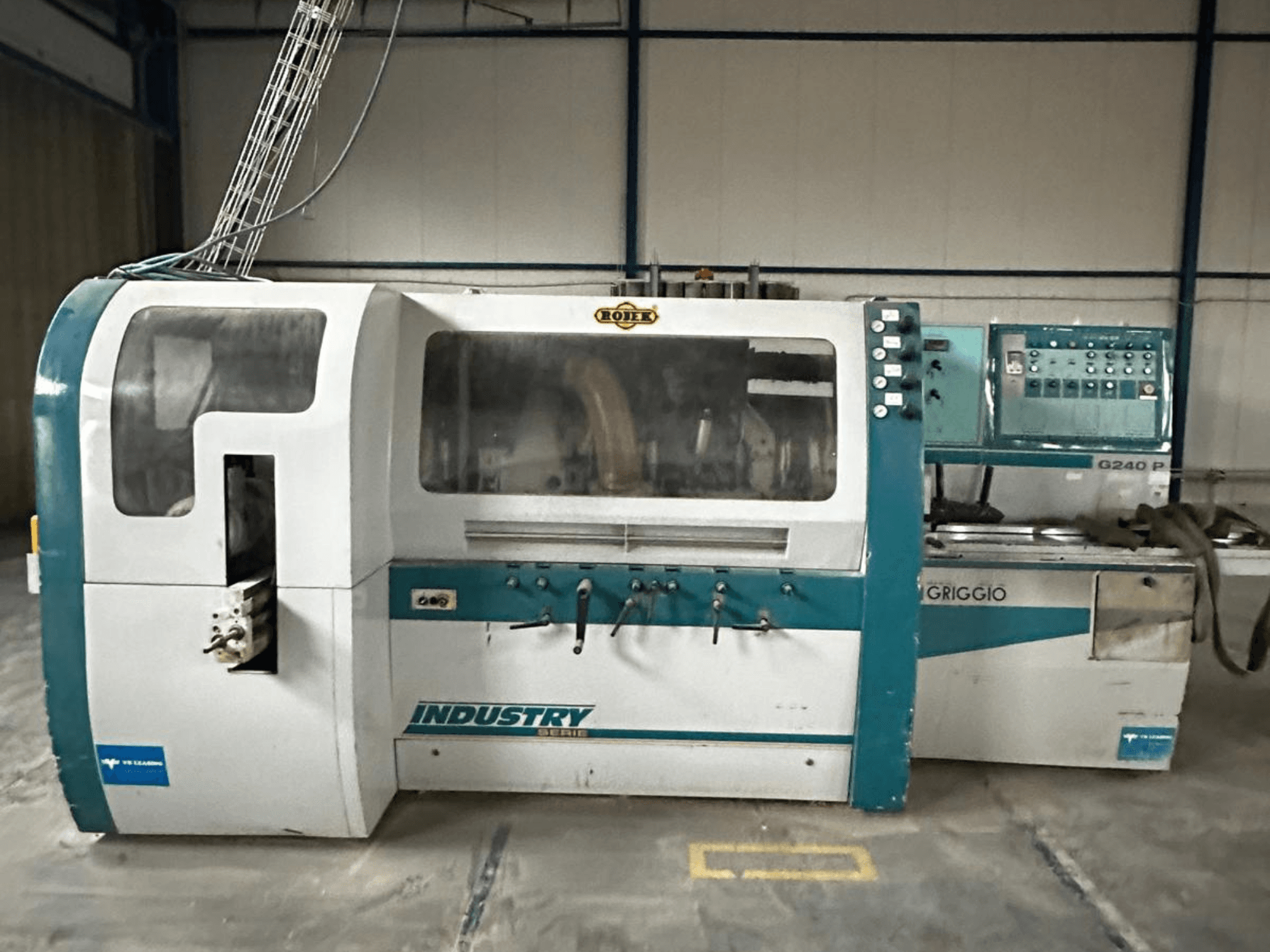 Griggio Industry G240 P makinesi, önden görünüm, kontrol paneli ve iç mekanizmaları sergileyen şeffaf kasa.