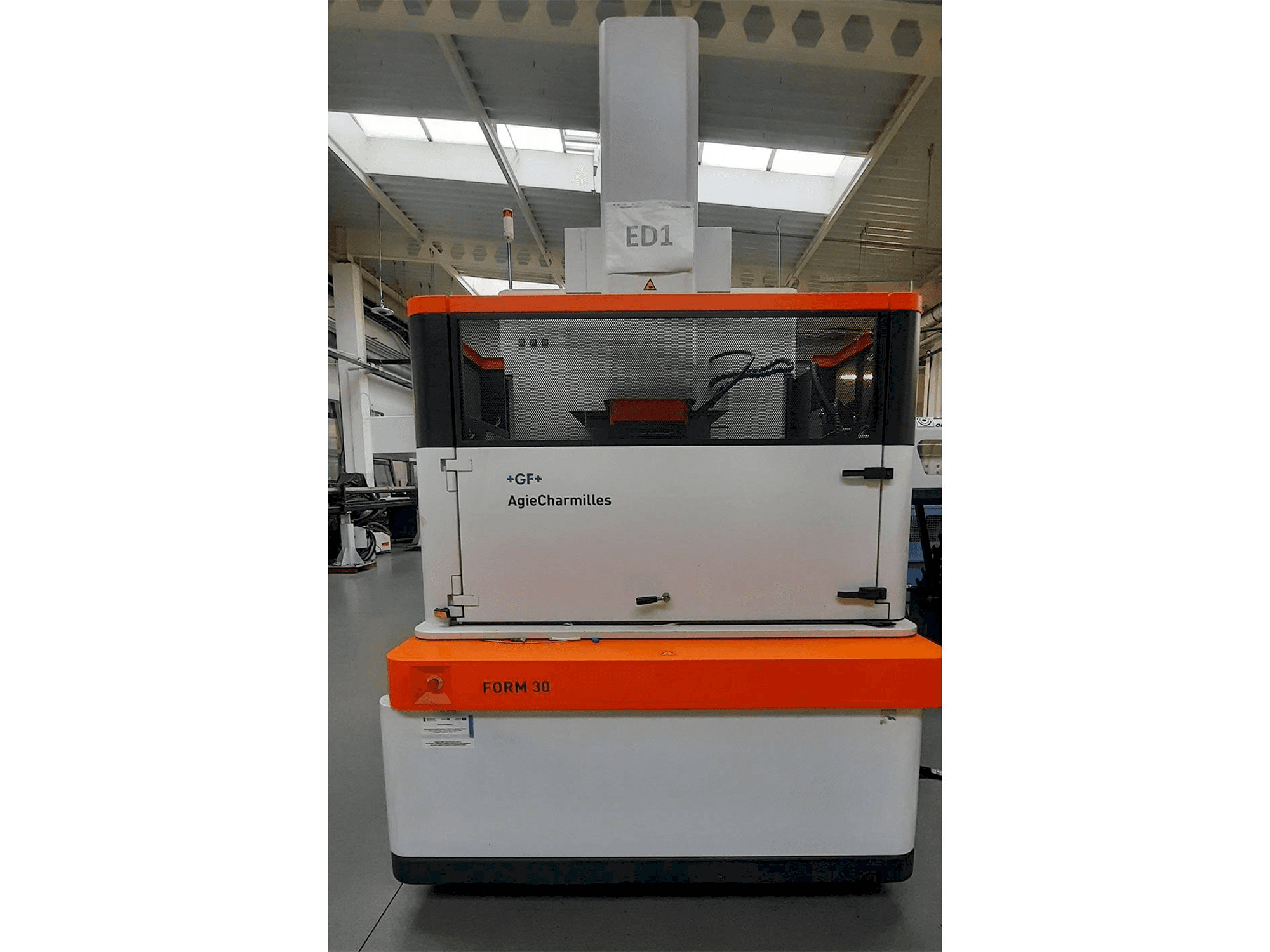 Makine AgieCharmilles FORM 30 - Önden görünüm