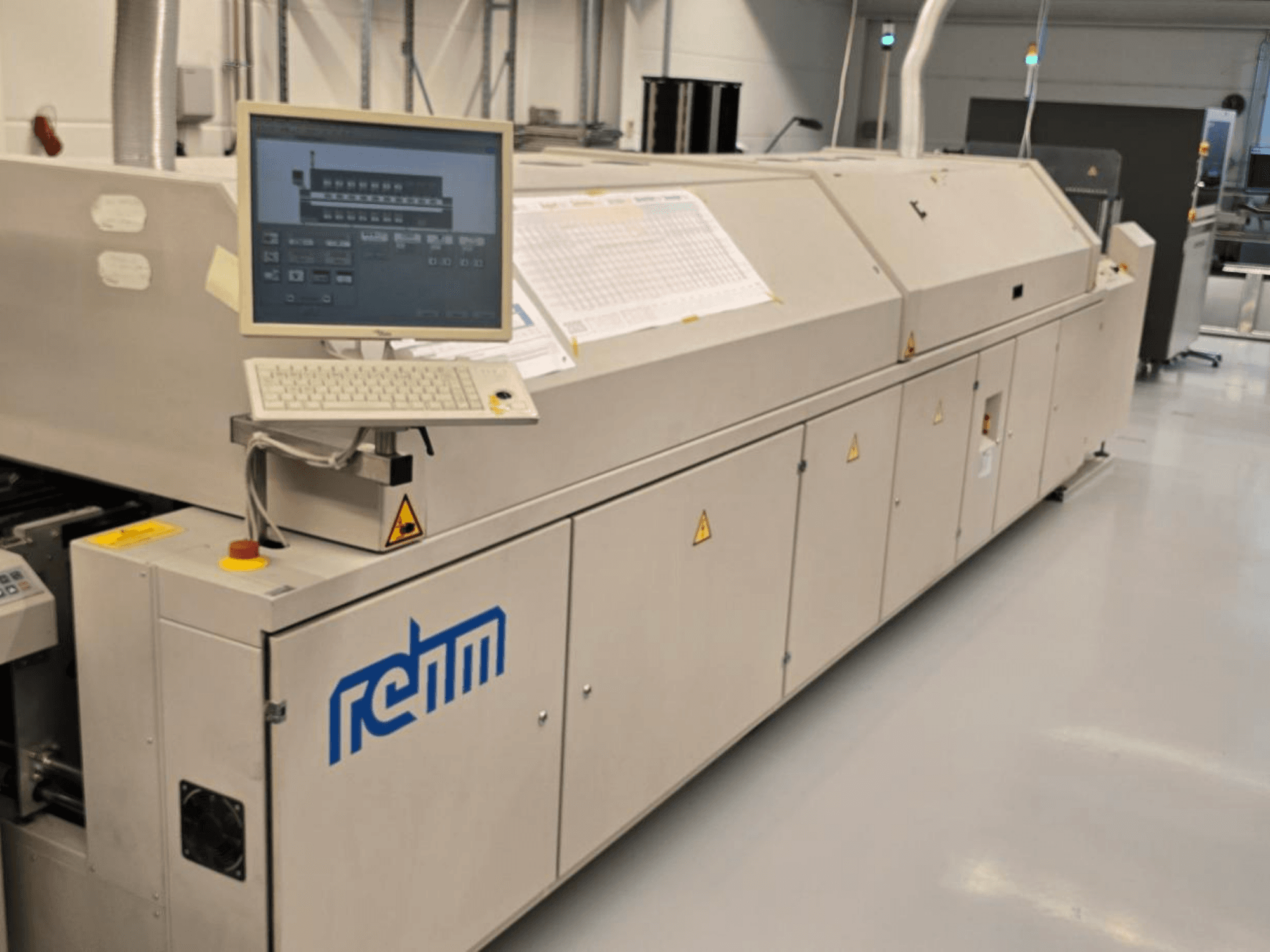 REHM VXS nitro 2450 otomasyon ekipmanı, önden görünüm; monitör, klavye ve çalıştırma için kontrol panelini içerir.