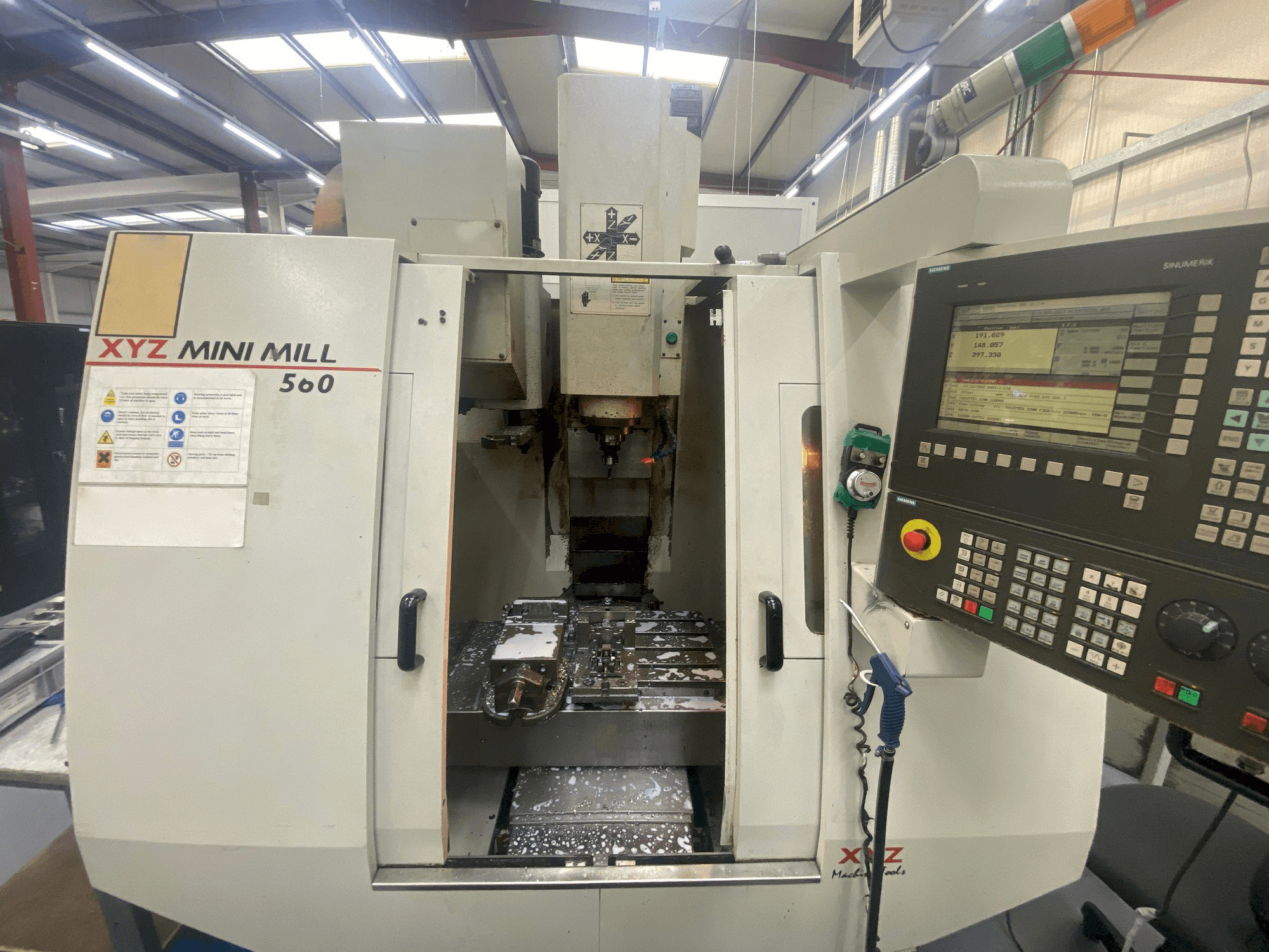 Makine XYZ Mini Mill 560 - Önden görünüm