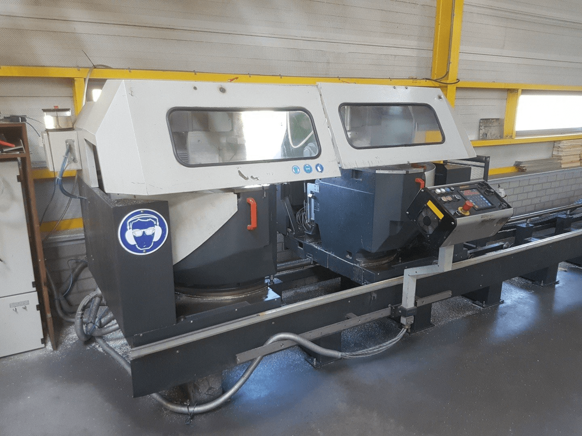 Makine Elumatec DG 244 - Önden görünüm