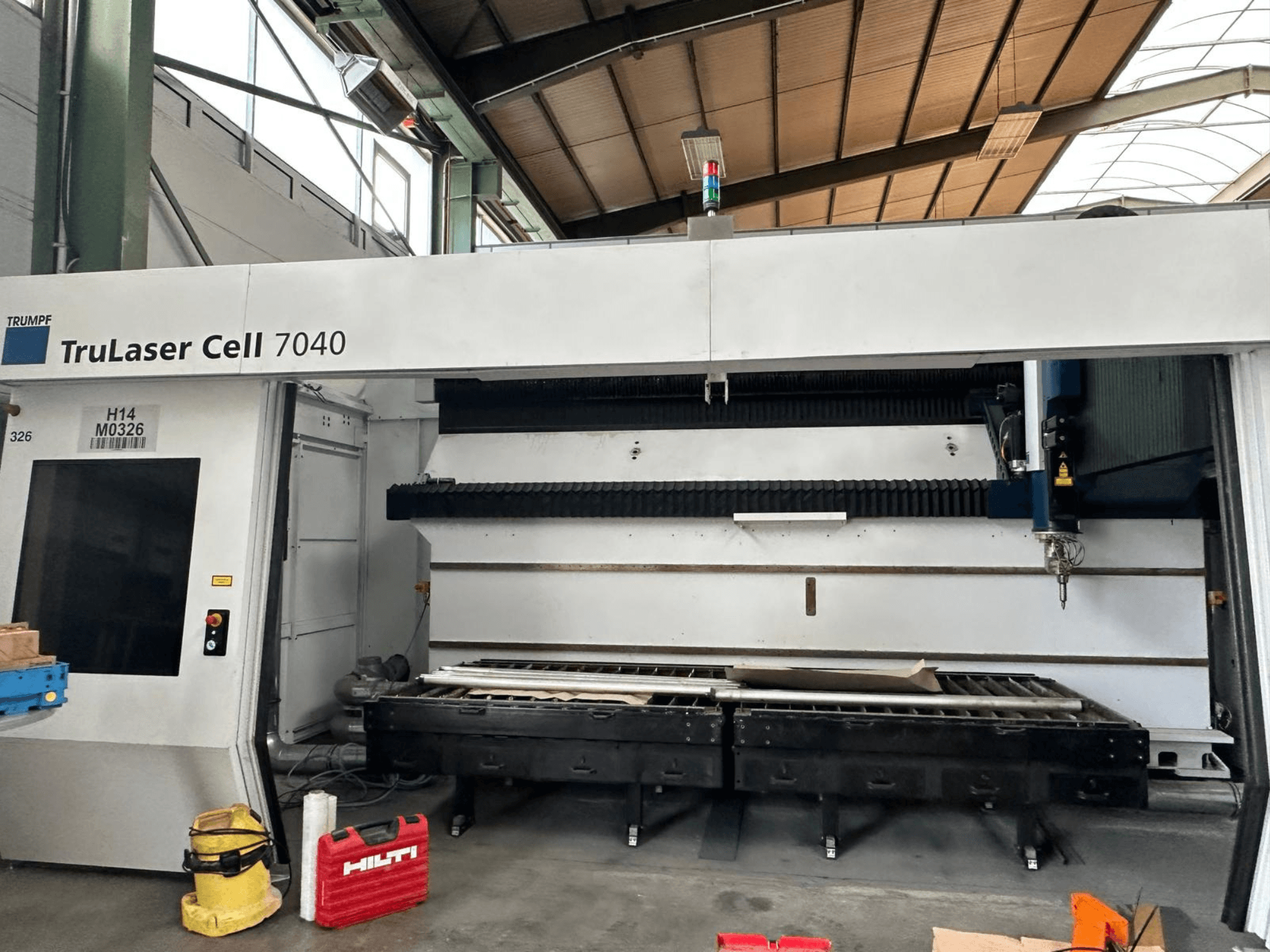 TRUMPF TruLaser Cell 7040 CO₂ lazer kesim makinesinin önden görünümü; kontrol paneli ve kesim alanı gösterilmektedir.
