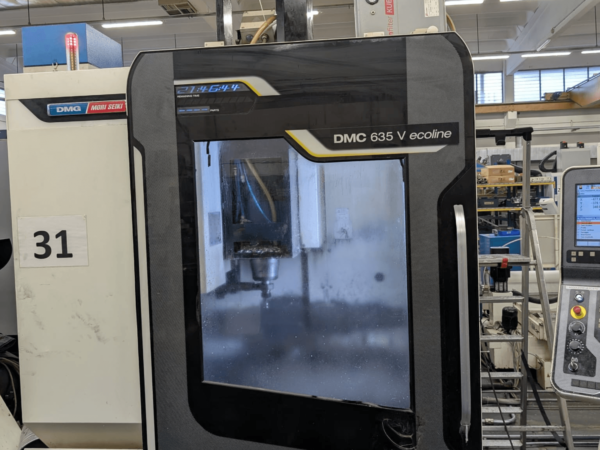 DMG Mori Seiki DMC 635V ecoline dikey işleme merkezi, kontrol panelini ve görünür işleme alanını gösteren önden görünüm.