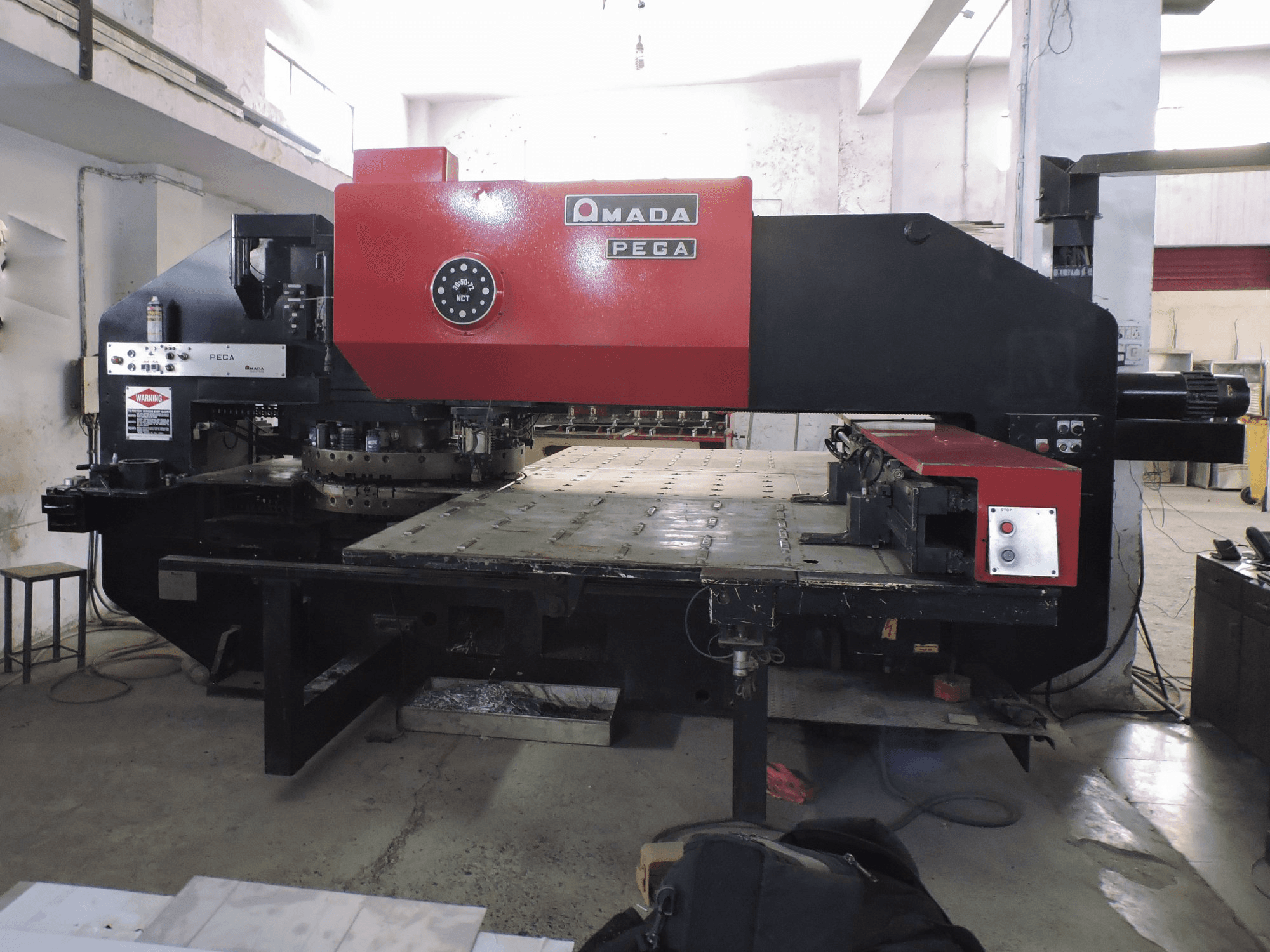 Makine AMADA - Önden görünüm PEGA 357