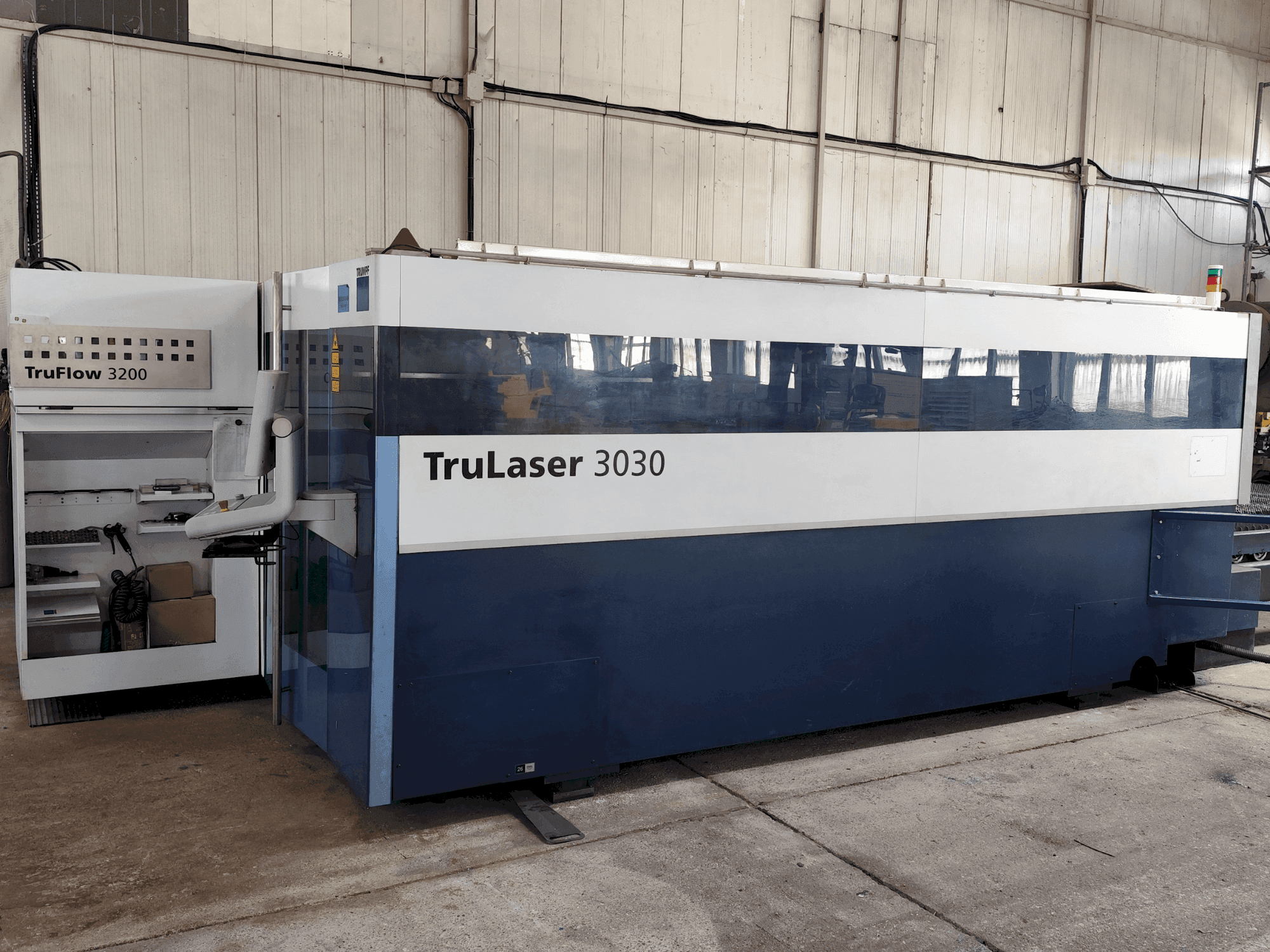 Makine TRUMPF TruLaser 3030 (L20) - Önden görünüm