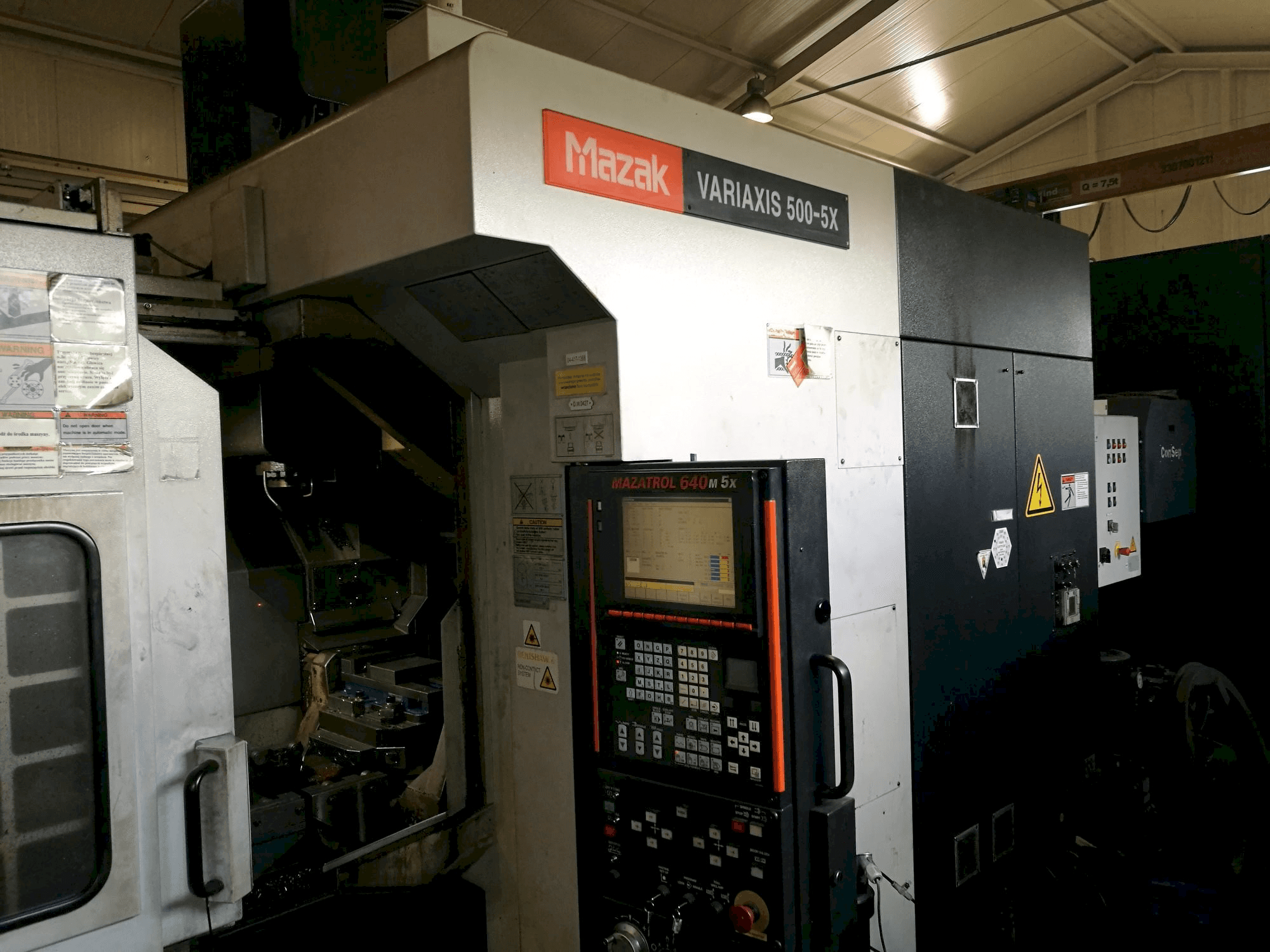 Makine Mazak VARIAXIS 500-5X - Önden görünüm
