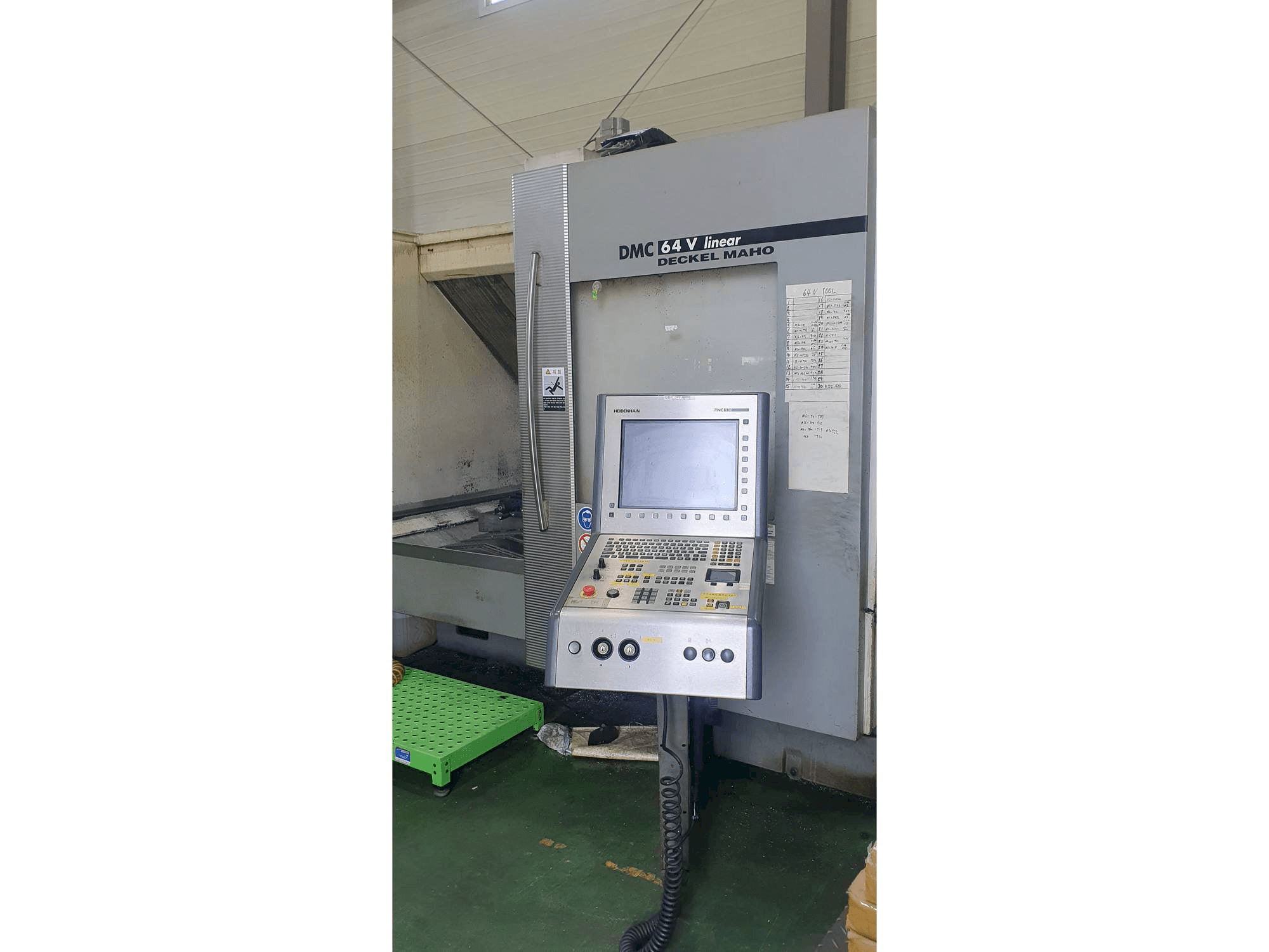 Makine DECKEL MAHO DMC 64 V - Önden görünüm