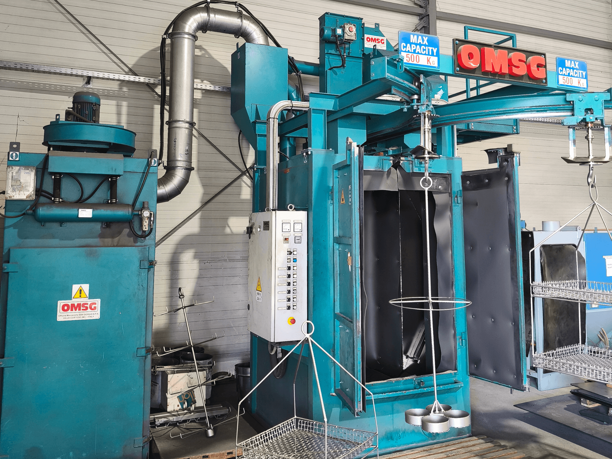 Maksimum 500 kg kapasiteli OMSG endüstriyel temizlik makinesi, kontrol paneli ve parça temizliği için açık hazne sergiliyor.