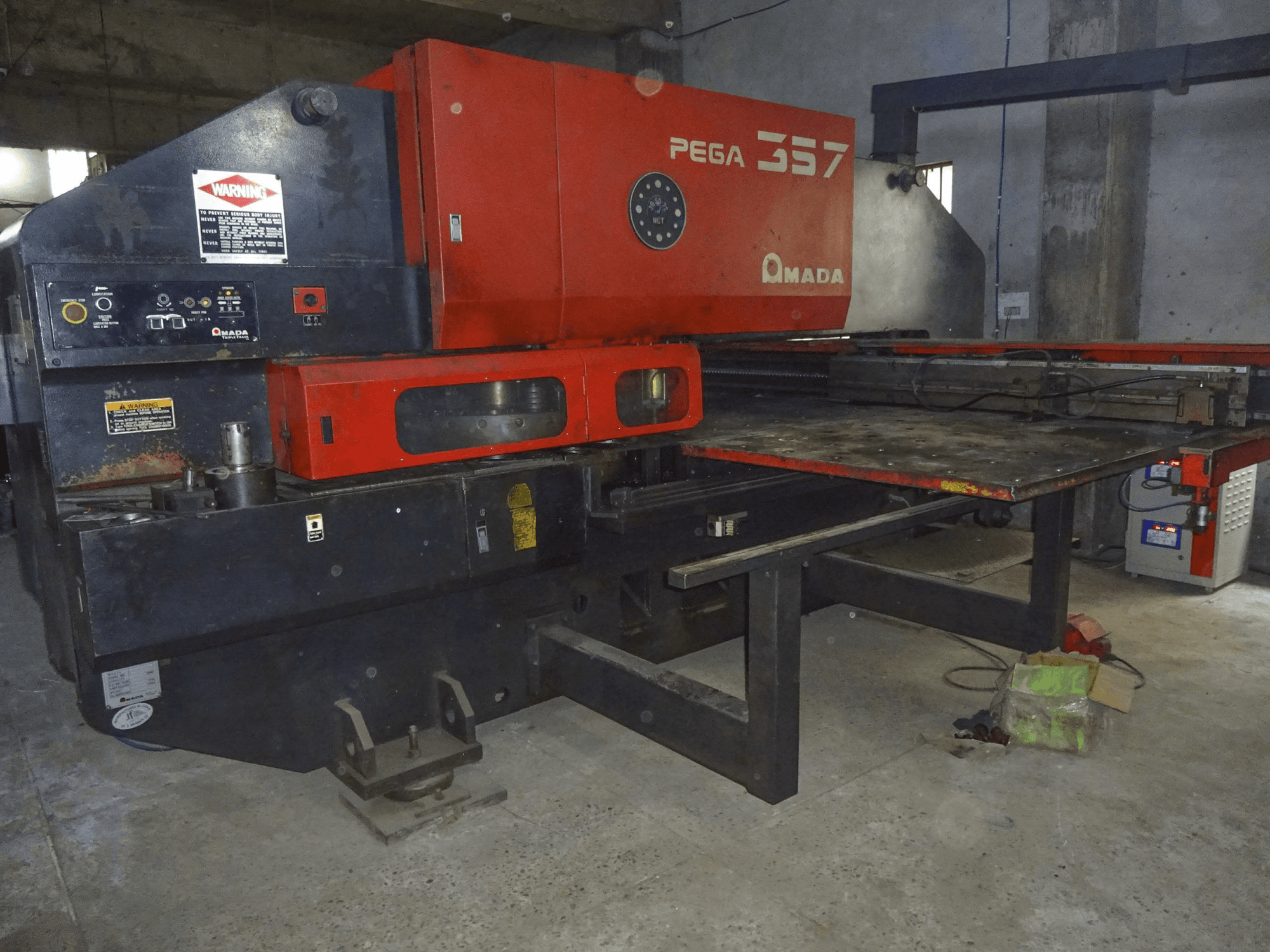 Makine AMADA - Önden görünüm PEGA 357