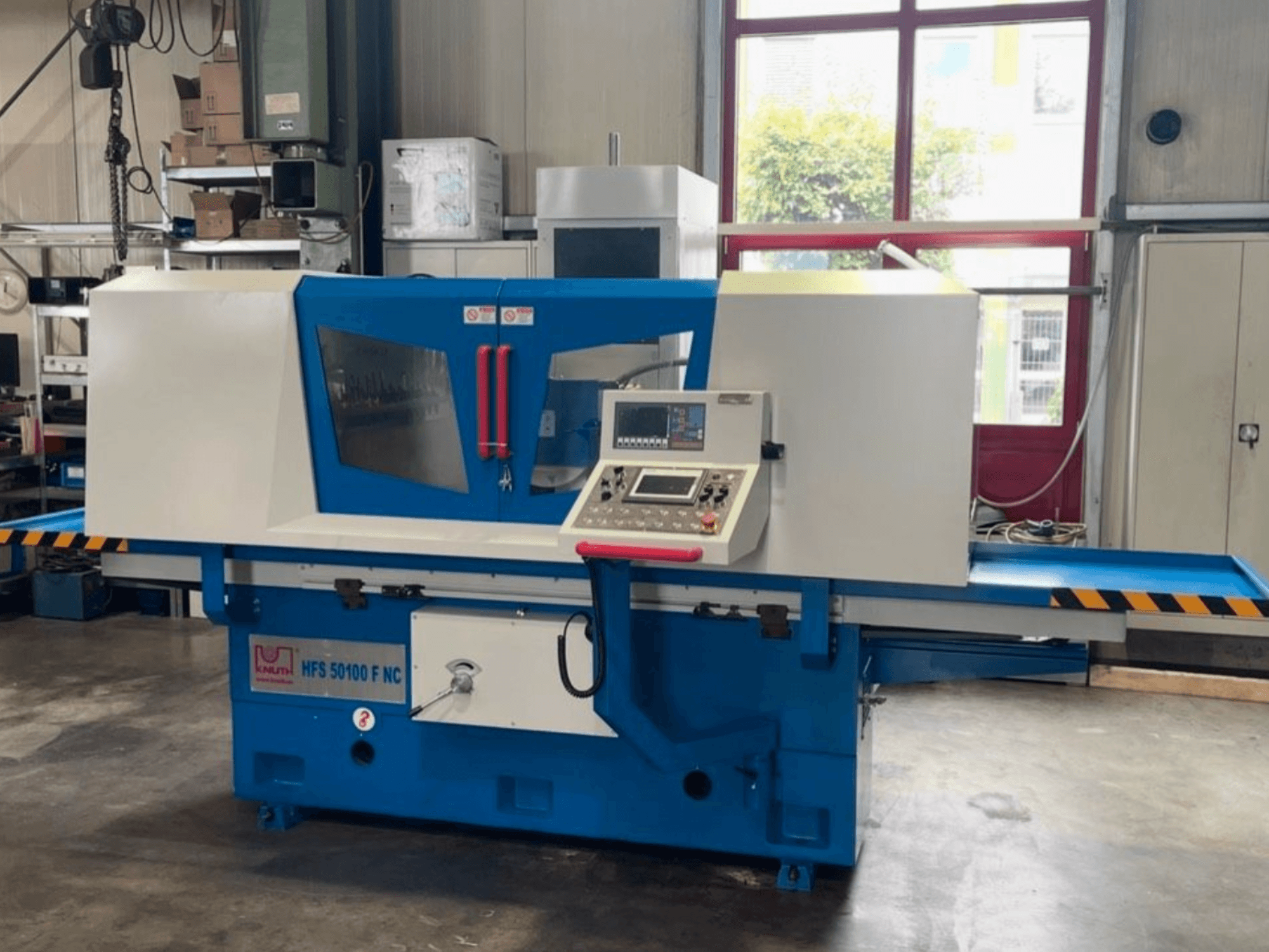 KNUTH HFS 50100 F NC yüzey taşlama makinesi, önden görünüm; kontrol paneli, taşlama masası ve güvenlik özellikleri gösterilmektedir.