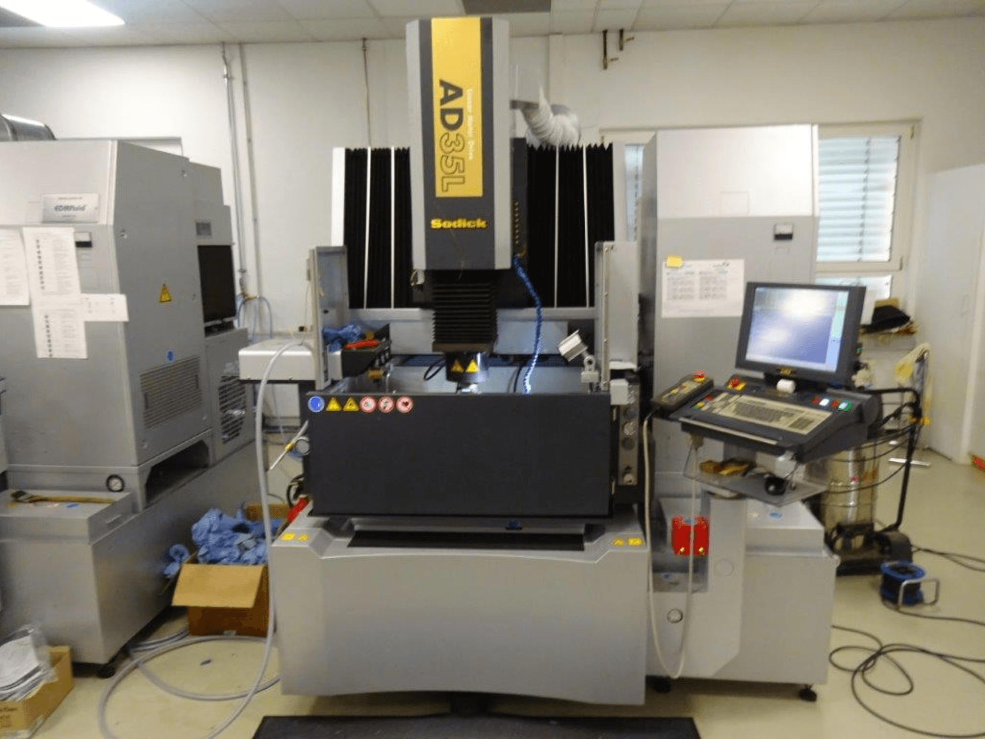 Sodick AD35L elektrikli deşarj makinesi, kontrol paneli, soğutma sistemi ve çalışma alanı görünür şekilde önden görünüm.